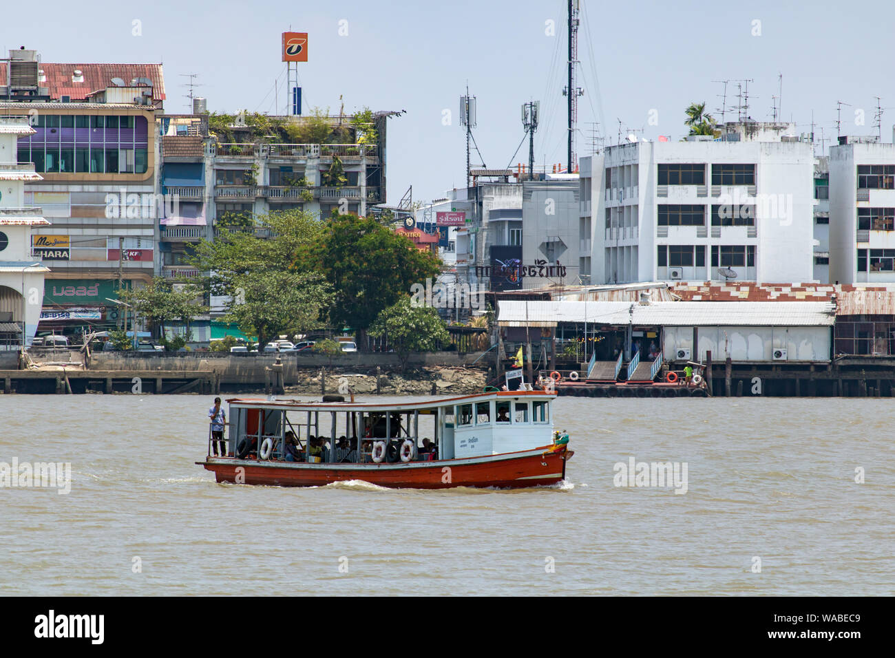 SAMUT PRAKAN, Thailandia, Apr 05 2019, il traghetto porta i passeggeri sul Fiume Chao Phraya in Samut Prakan, Thailandia. Foto Stock