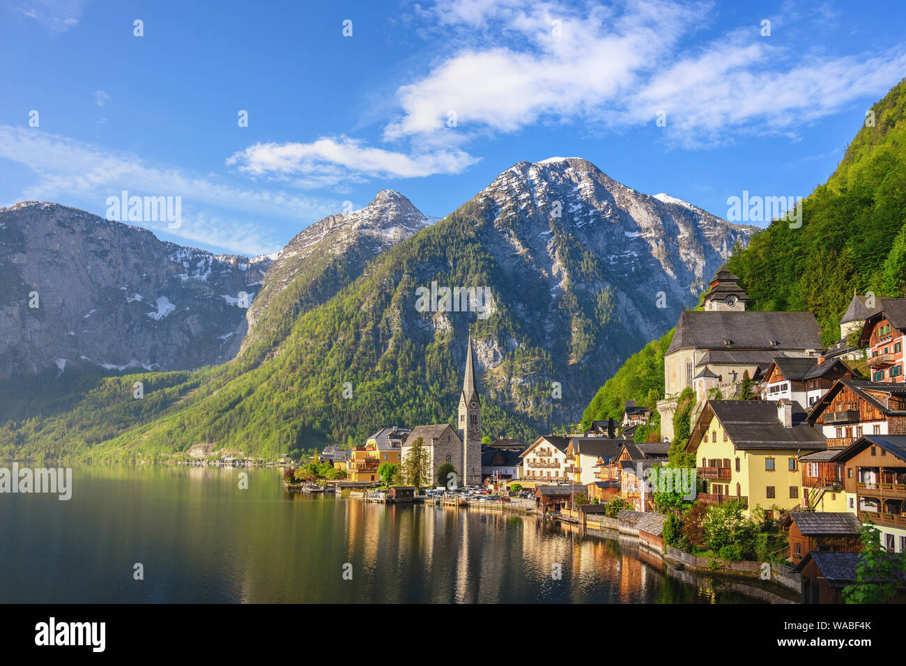 Hallstatt Austria, natura paesaggio di Hallstatt village con il lago e montagna Foto Stock