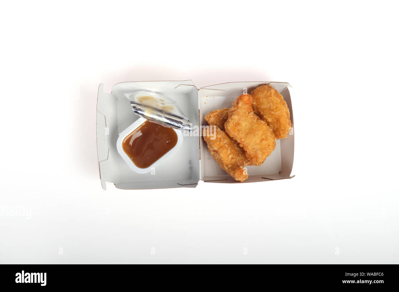 McDonald's pollo McNuggets nella casella con sweet & sour salsa di immersione Foto Stock