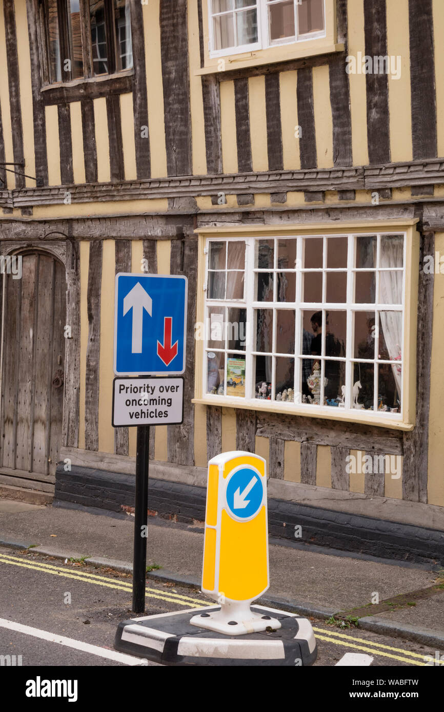 Il pittoresco borgo medievale di Lavenham con inestetismi da cartelli stradali, Suffolk, Inghilterra, Regno Unito Foto Stock