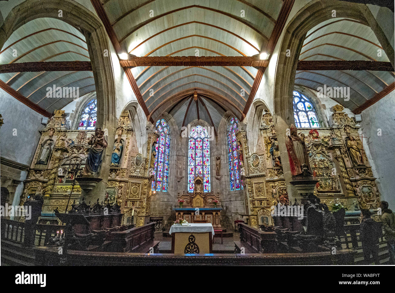 Ornato altare della cattedrale di Notre Dame de Lampaul-Guimiliau chiesa, dipartimento Finistere, Bretagne, Francia Foto Stock