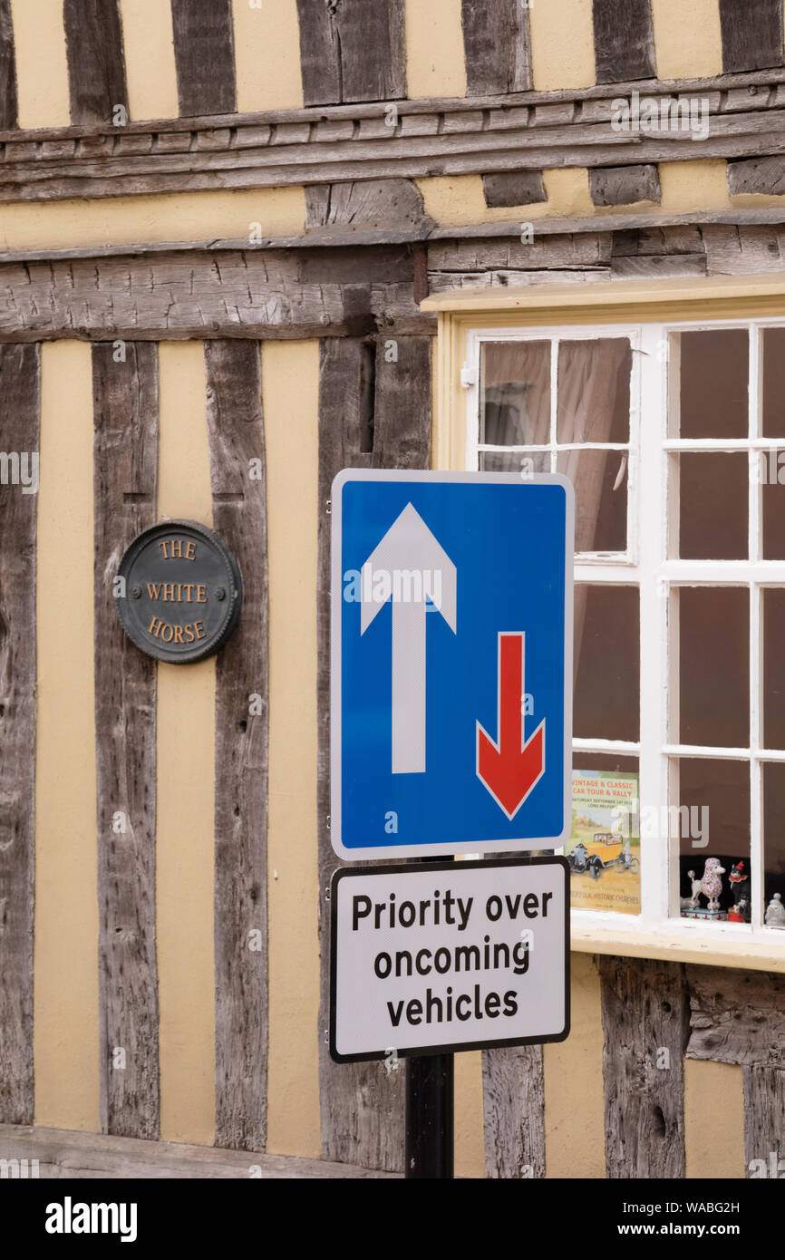 Il pittoresco borgo medievale di Lavenham con inestetismi da cartelli stradali, Suffolk, Inghilterra, Regno Unito Foto Stock