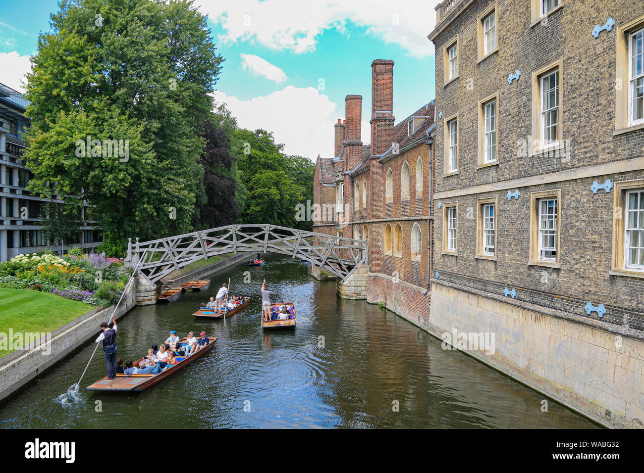 Vista del matematico storico ponte sopra il fiume Cam, Queen's College di Cambridge - costruito completamente con linee rette e ingegneria intelligente Foto Stock