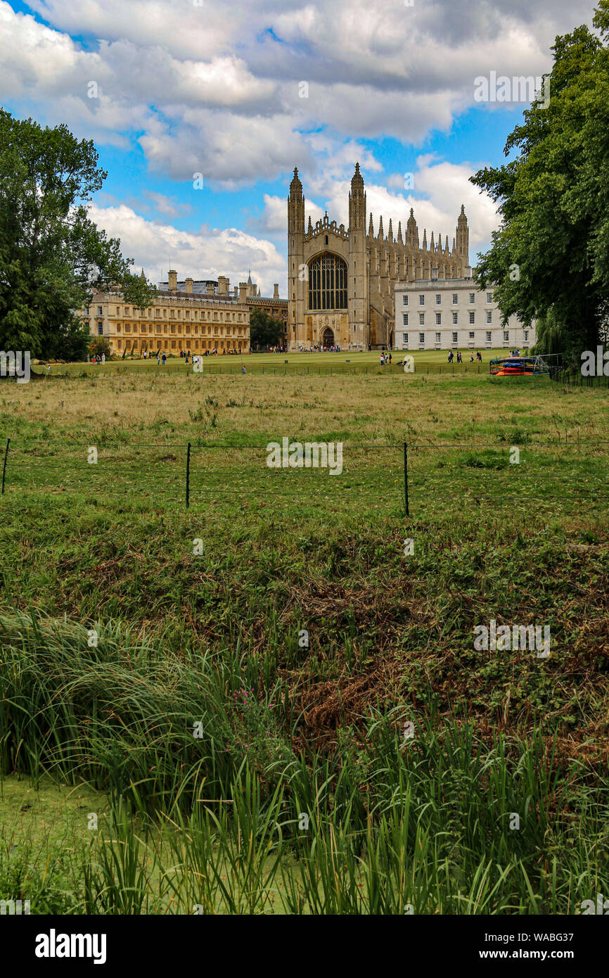 Vista meravigliosa del King's College di Cambridge, parte dell'Università, dal dorso, vedendo il fiume Cam, Camrbidge, Gran Bretagna Foto Stock