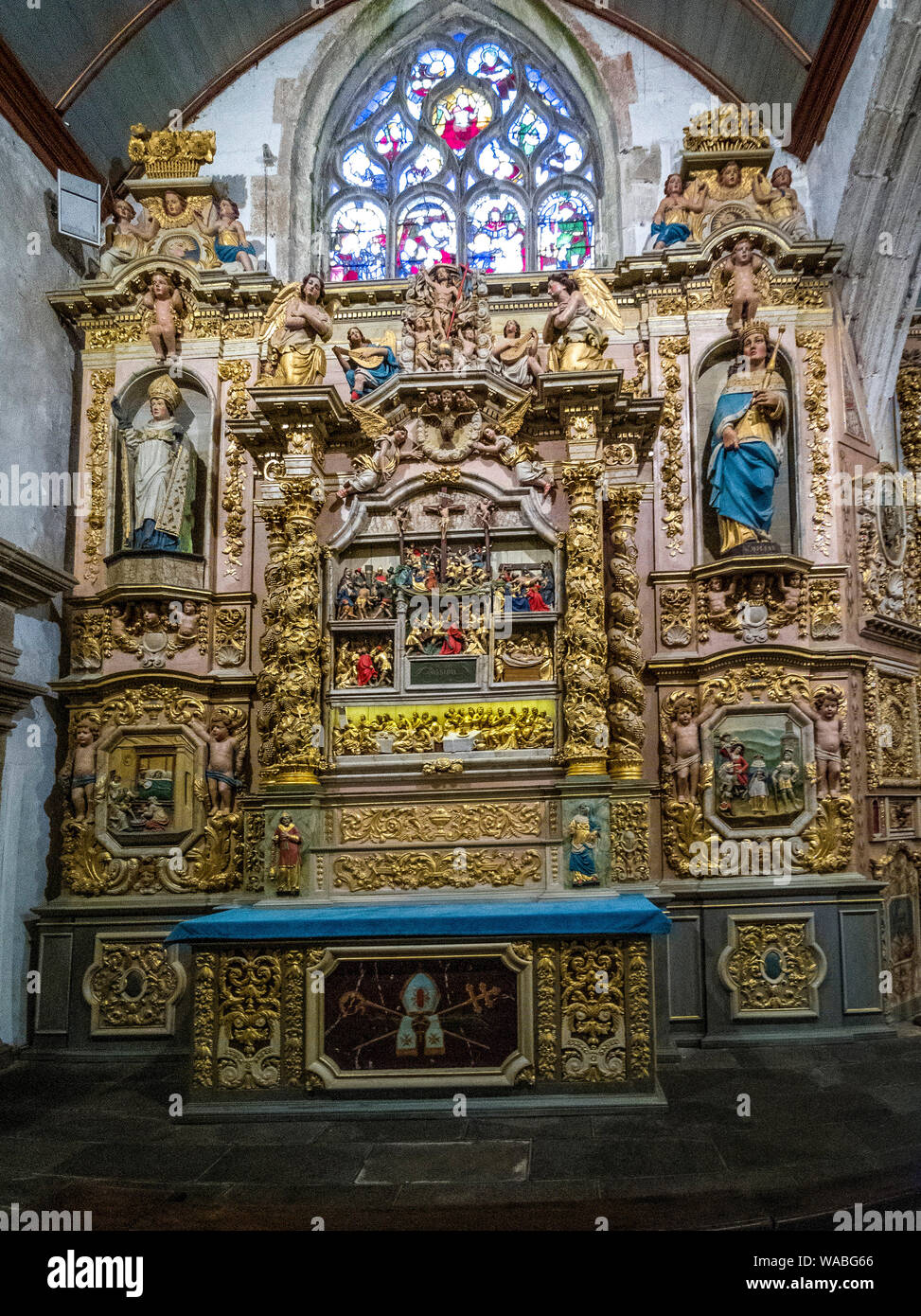 Ornato altare della cattedrale di Notre Dame de Lampaul-Guimiliau chiesa, dipartimento Finistere, Bretagne, Francia Foto Stock