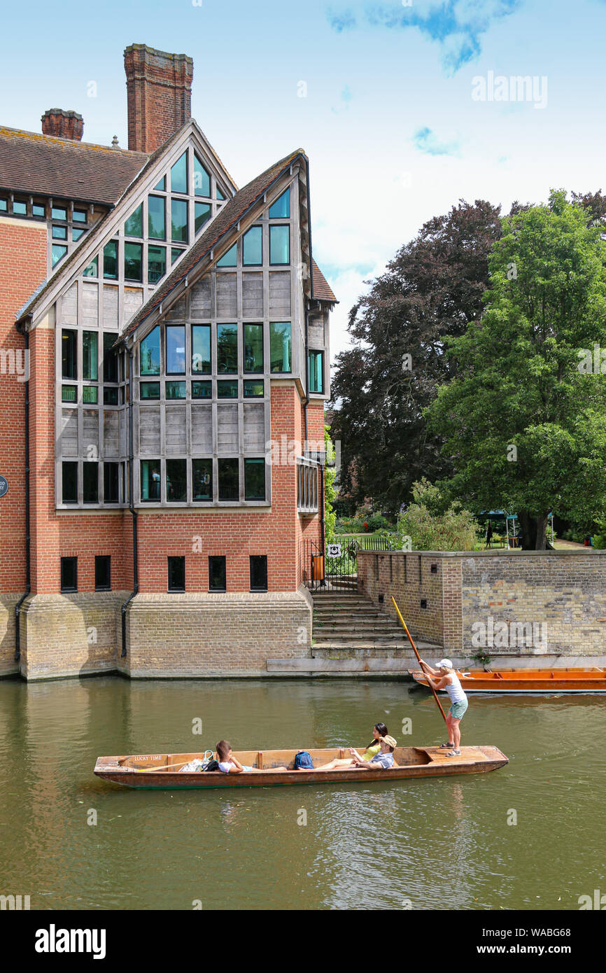 Punting sul fiume Cam, passando la libreria Jerwood, Trinity Hall, Trinity College, Università di Cambridge, Cambridge, Regno Unito Foto Stock