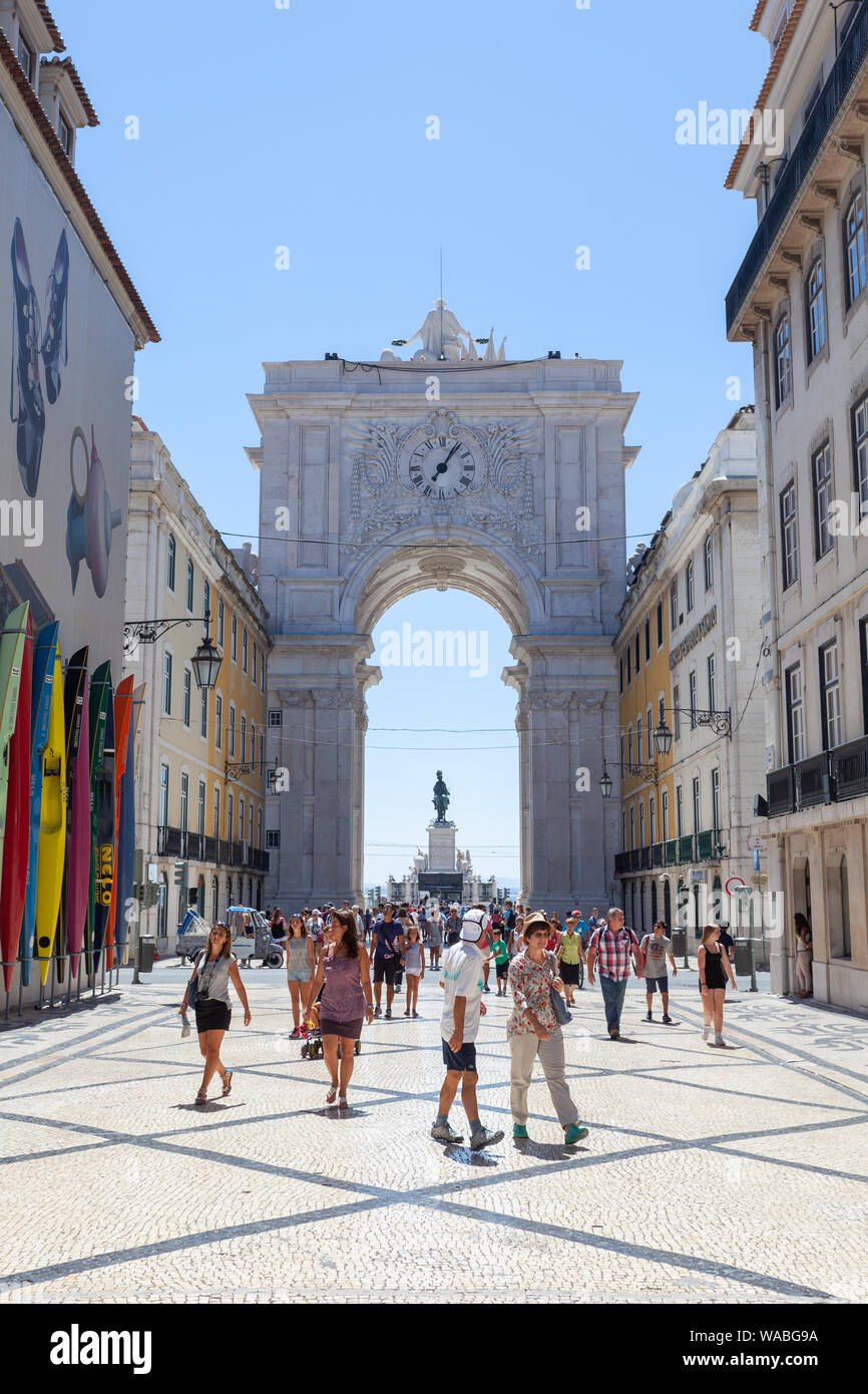 Turisti a Rua Augusta, una delle principali strade pedonali e commerciali di Lisbona, famosa per il suo arco trionfale che si apre su Piazza Comercio - Portogallo. Foto Stock