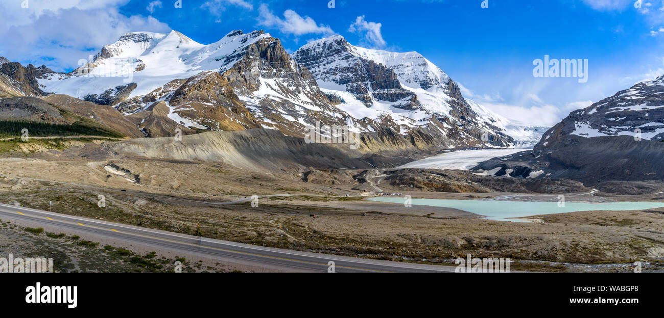 Ghiacciaio Athabasca - Molla panoramico vista di Mt. Athabasca, Mt. Andromeda e il Ghiacciaio Athabasca a Icefields Parkway, Jasper National Park, AB, Canada. Foto Stock