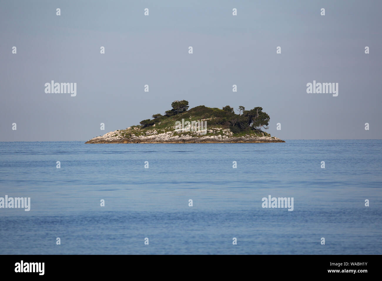 Vista della piccola isola disabitata di Rovigno, Istria, Croazia Foto Stock