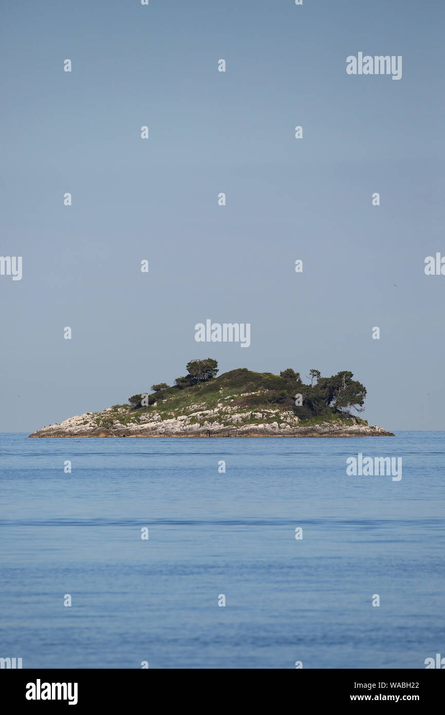 Vista della piccola isola disabitata di Rovigno, Istria, Croazia Foto Stock