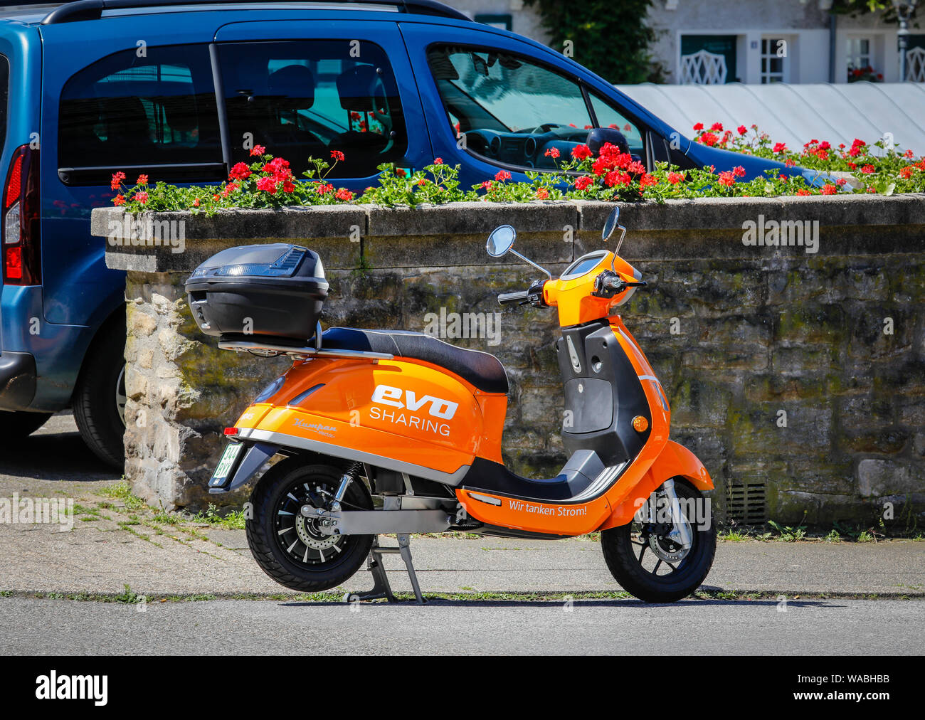 Essen, la zona della Ruhr, Renania settentrionale-Vestfalia, Germania - evo scooter elettrico, noleggio scooter elettrico scooter Noleggio dell' approvvigionamento energetico Oberhausen EVO. Foto Stock