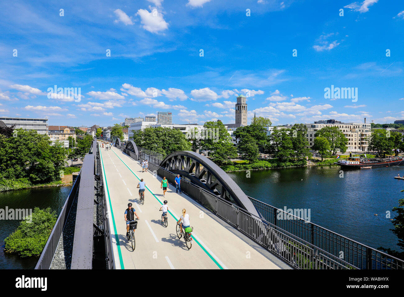 Muelheim an der Ruhr, zona della Ruhr, Renania settentrionale-Vestfalia, Germania - Bicicletta autostrada, Ruhr RS1 express way, conduce in Muelheim su un vecchio ponte ferroviario Foto Stock