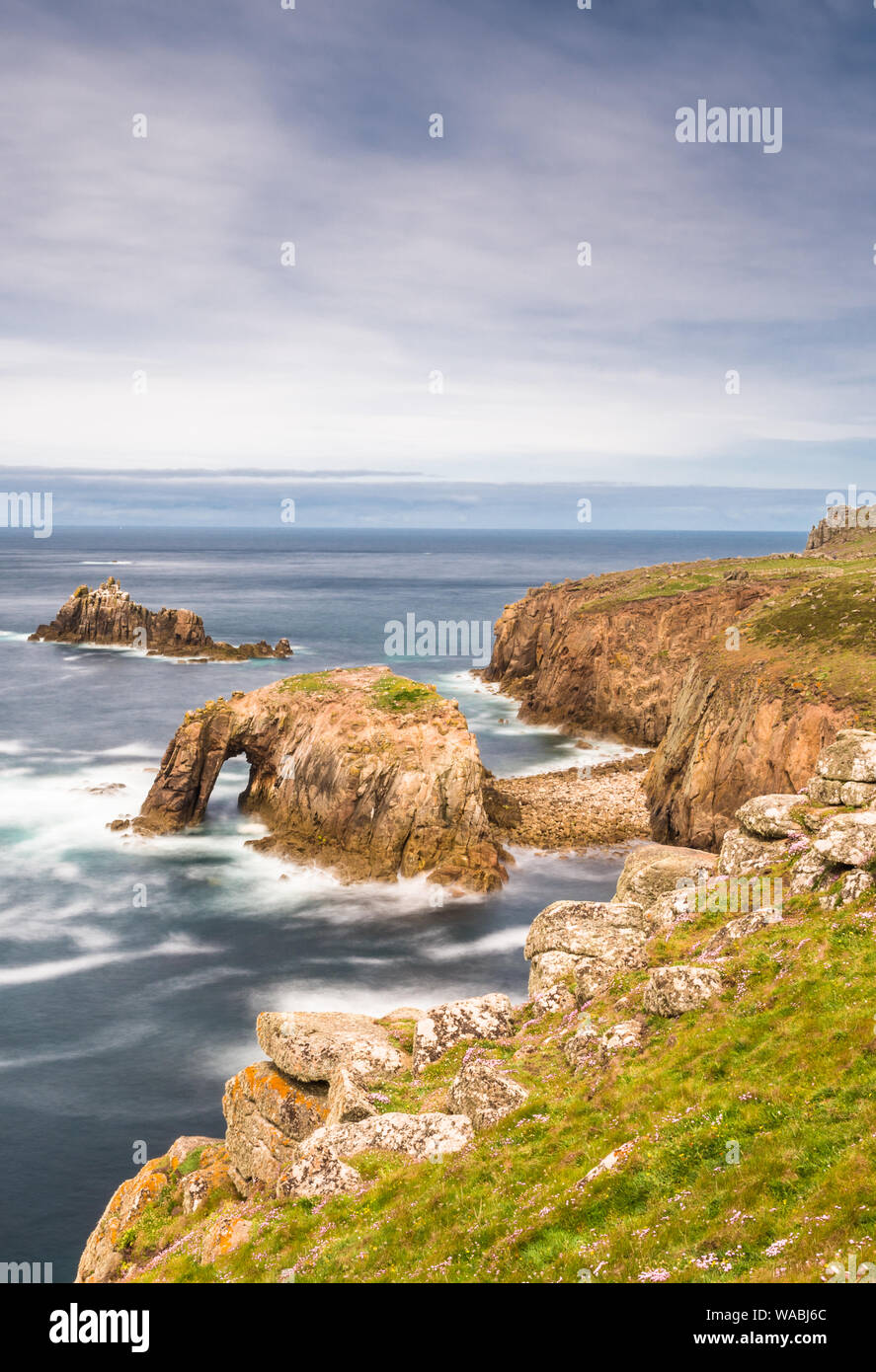 Enys Dodnan e il Cavaliere armato formazioni rocciose a Lands End, Cornwall, England, Regno Unito, Europa. Foto Stock