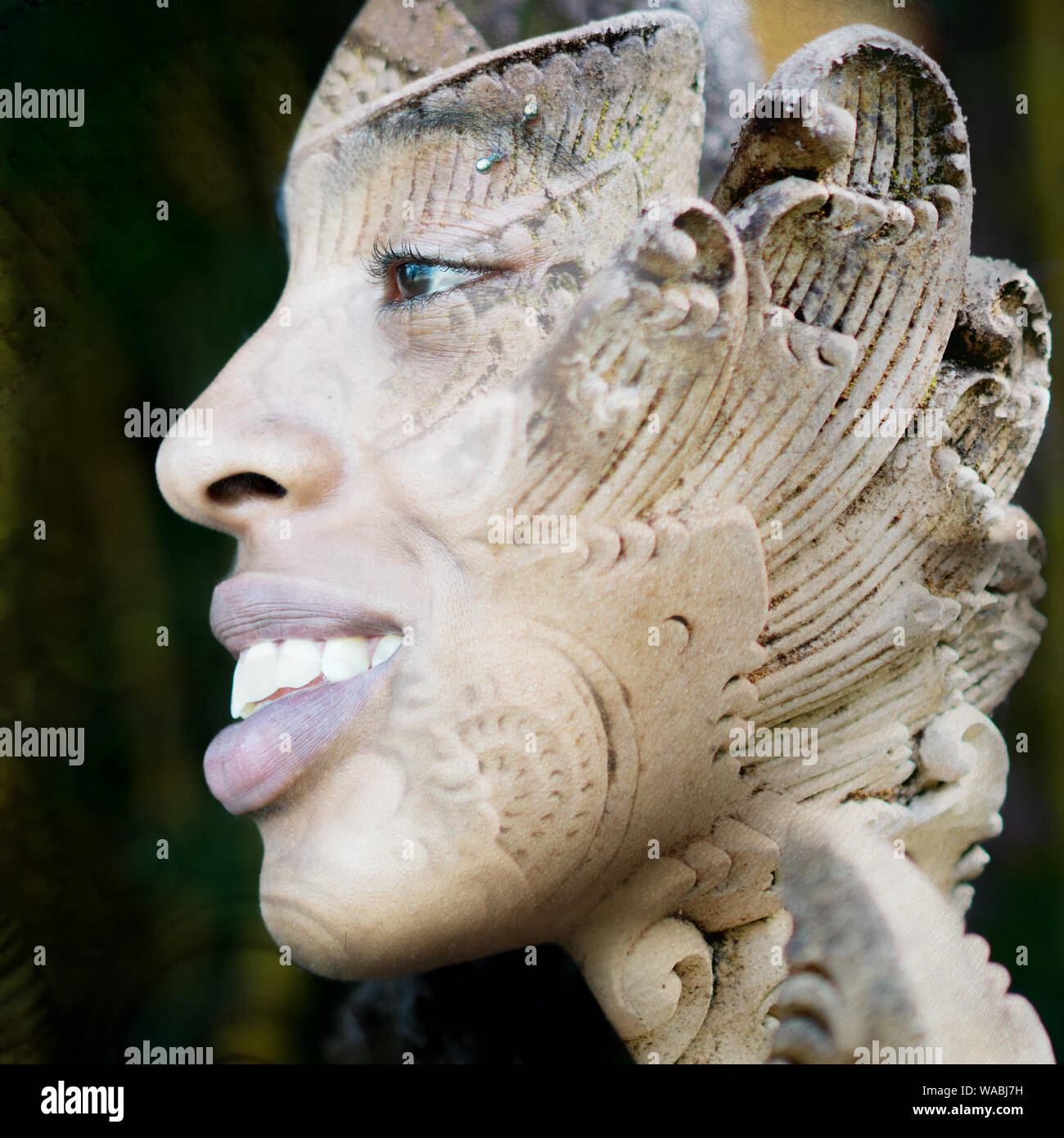 Doppio profilo di esposizione Ritratto di giovane donna sorridente viaggiatore combinato con close up di una scultura in pietra da un tempio Balinese in Asia del sud-est Foto Stock