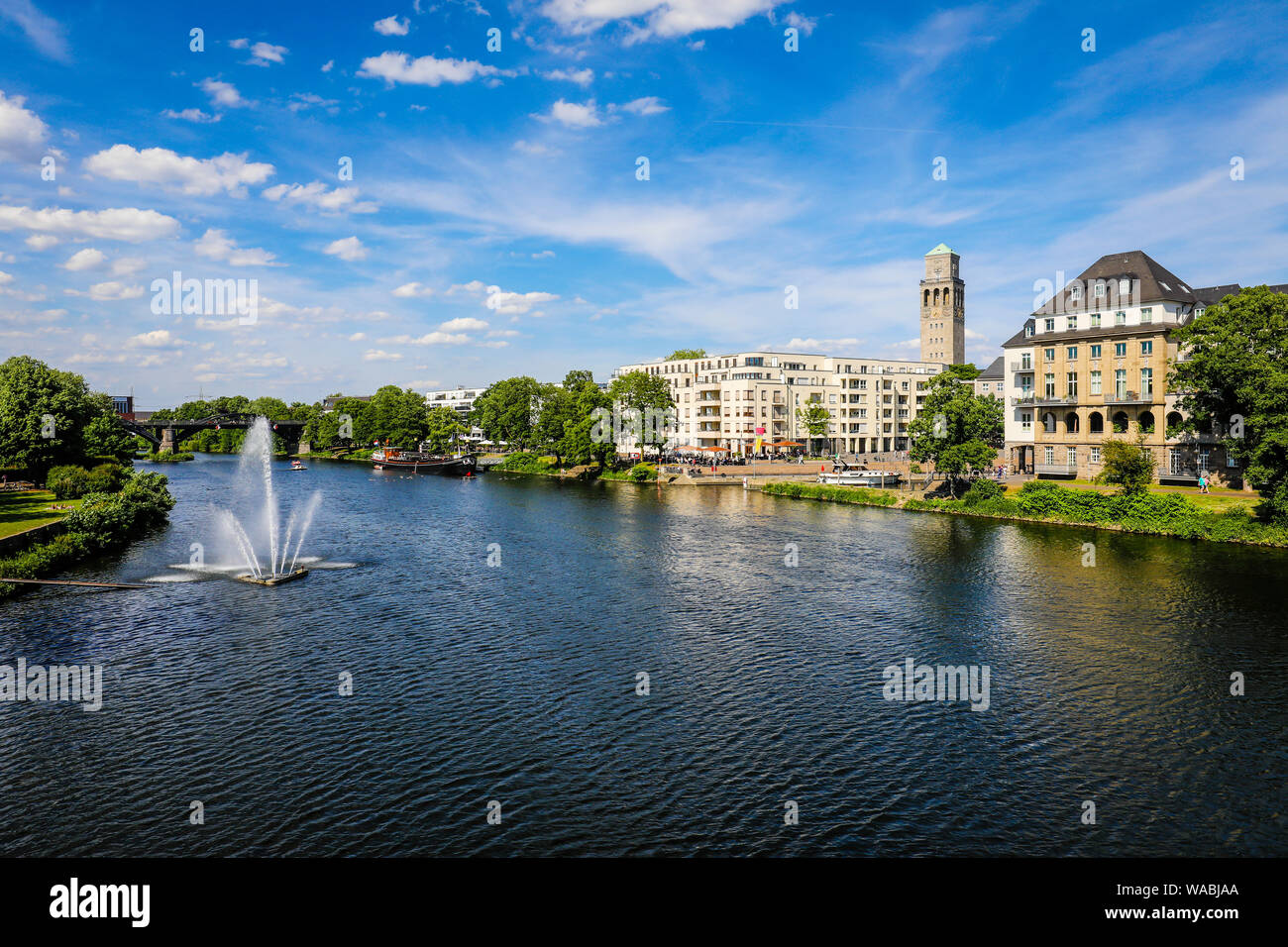Muelheim an der Ruhr, zona della Ruhr, Renania settentrionale-Vestfalia, Germania - vista città con vista sul bacino della Ruhr al porto cittadino Ruhrbania e town hall tower Foto Stock