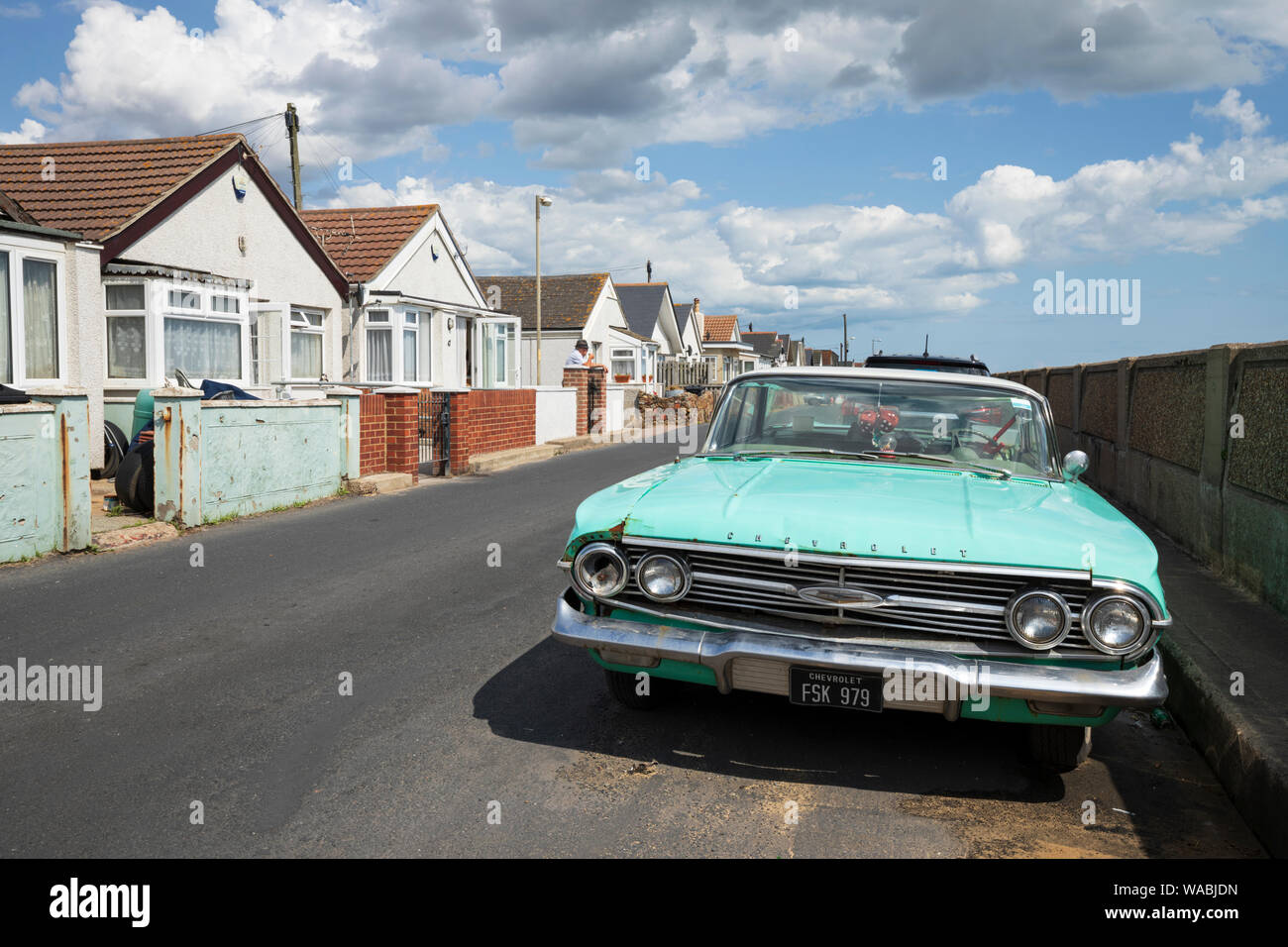 Vecchio American Chevrolet abbandonati lungo il lungomare, Jaywick, Essex, Inghilterra, Regno Unito, Europa Foto Stock