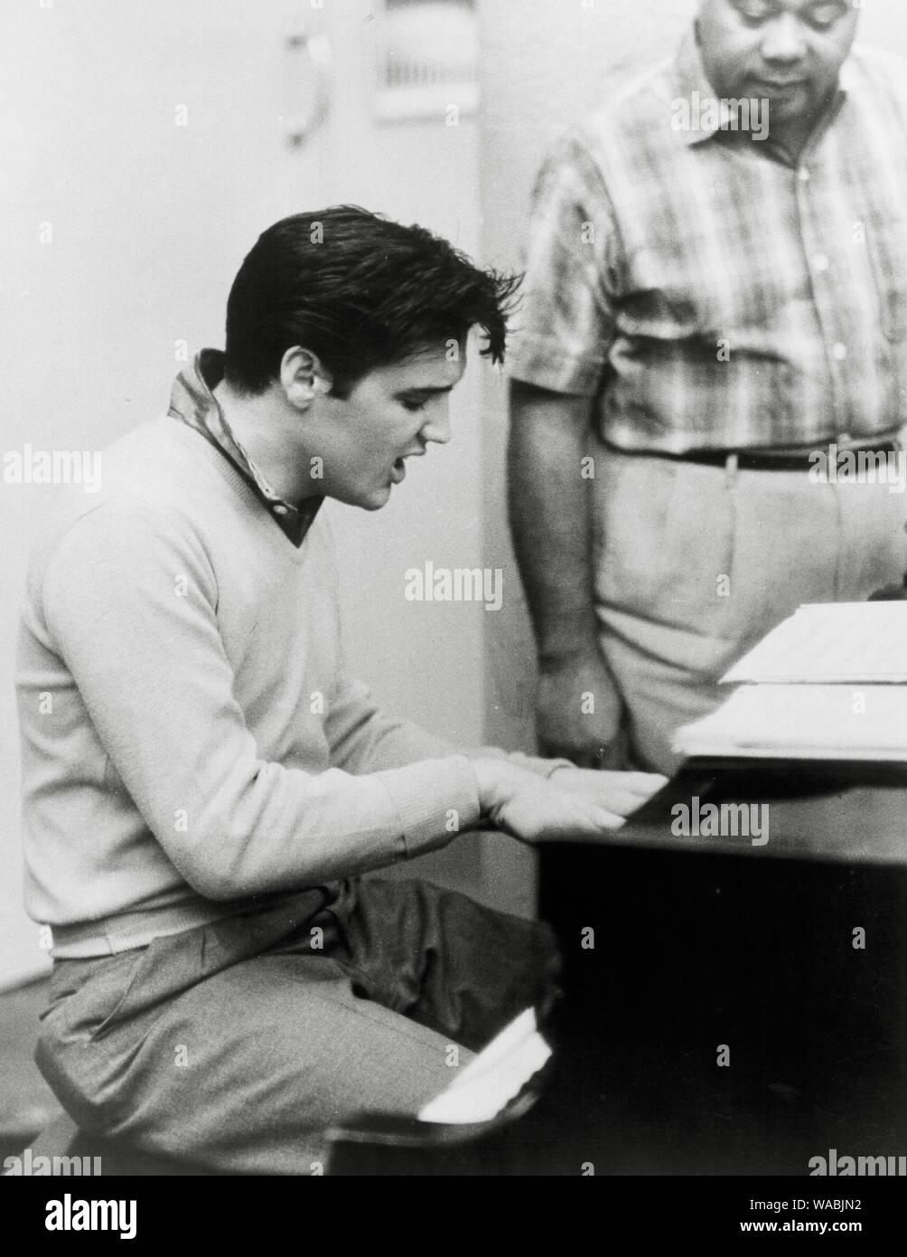 Elvis Presley suonare il pianoforte in studio per "King Creole' traccia audio, 1958 Riferimento File # 33848-156THA Foto Stock