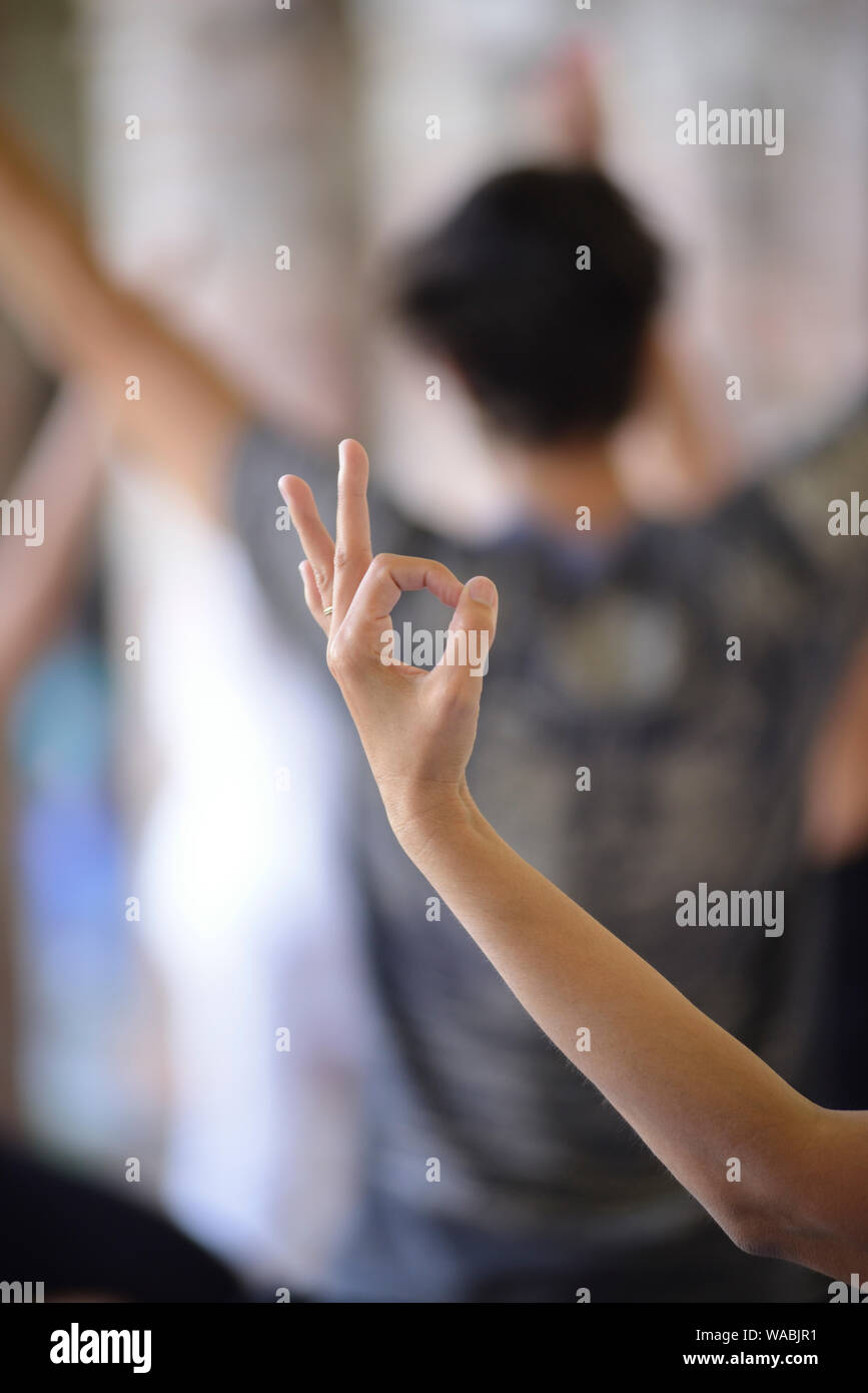 Mano femmina formando un Mudra gesto utilizzato nella classe di Yoga Foto Stock