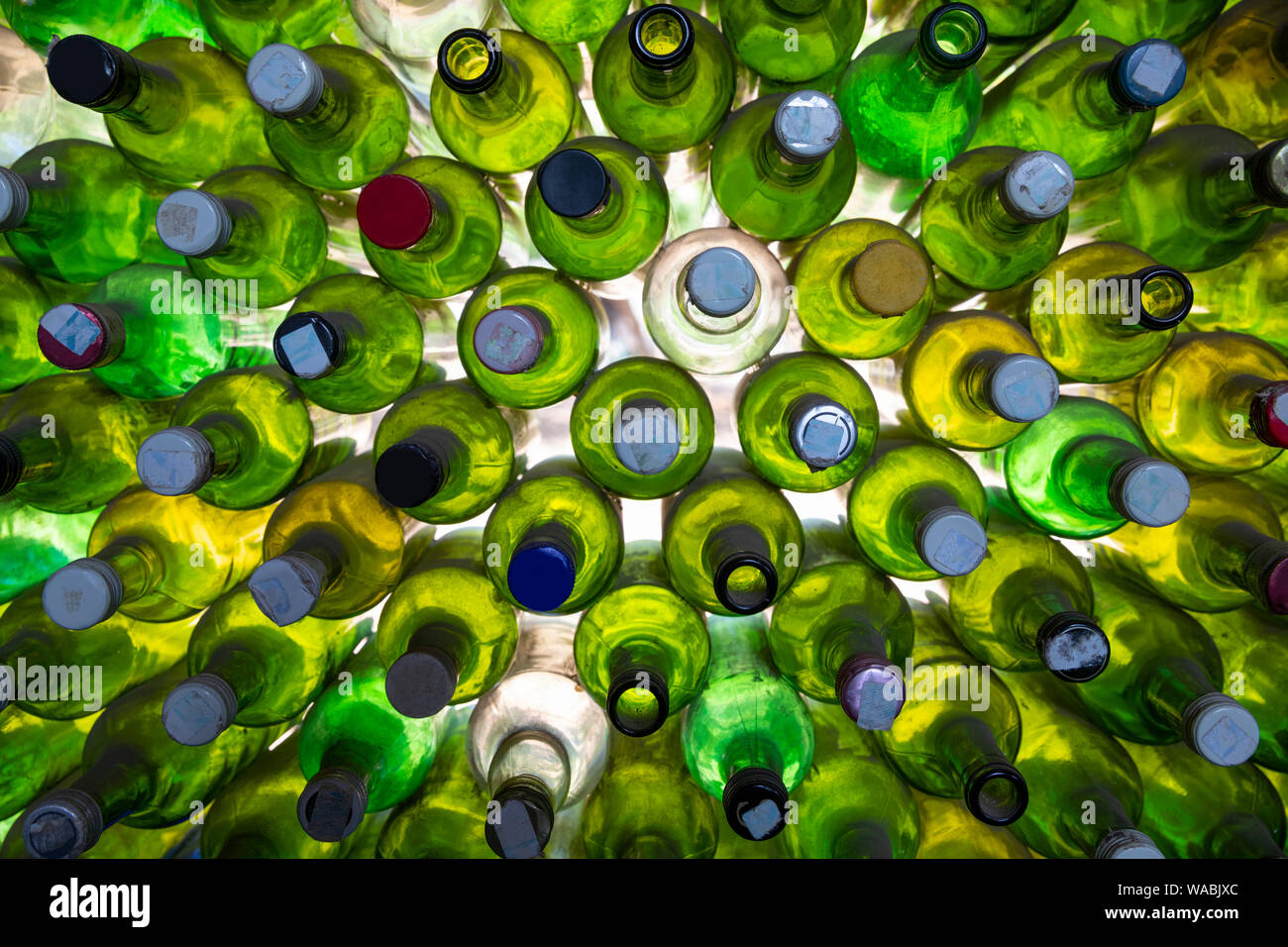 Riciclare bottiglie di vetro Foto Stock