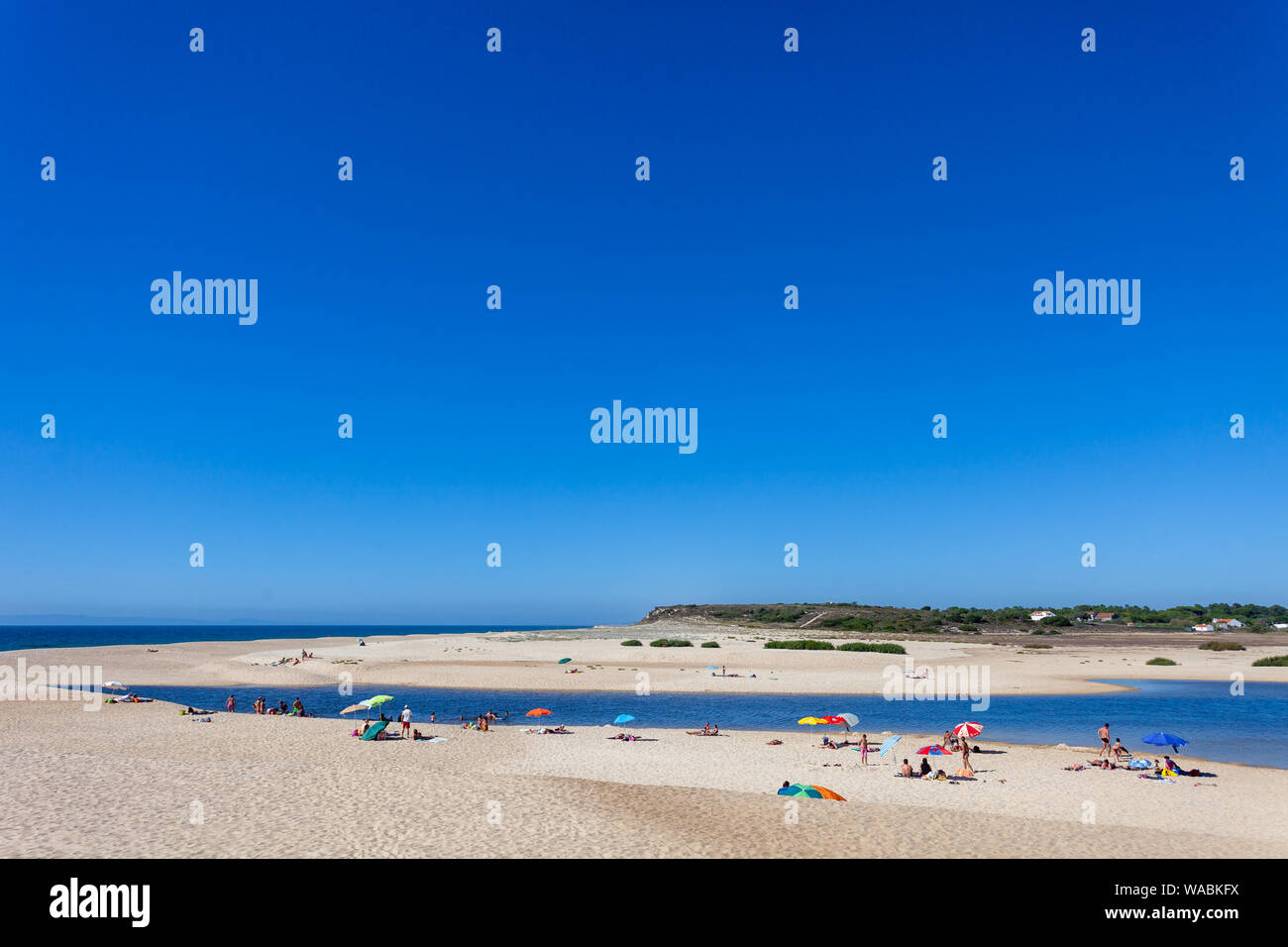 Spiaggia di Aberta Nova (Praia da Aberta Nova) con il lago di Melides in primo piano (Lagoa de Melides), sulla costa atlantica, Alentejo, Portogallo. Foto Stock