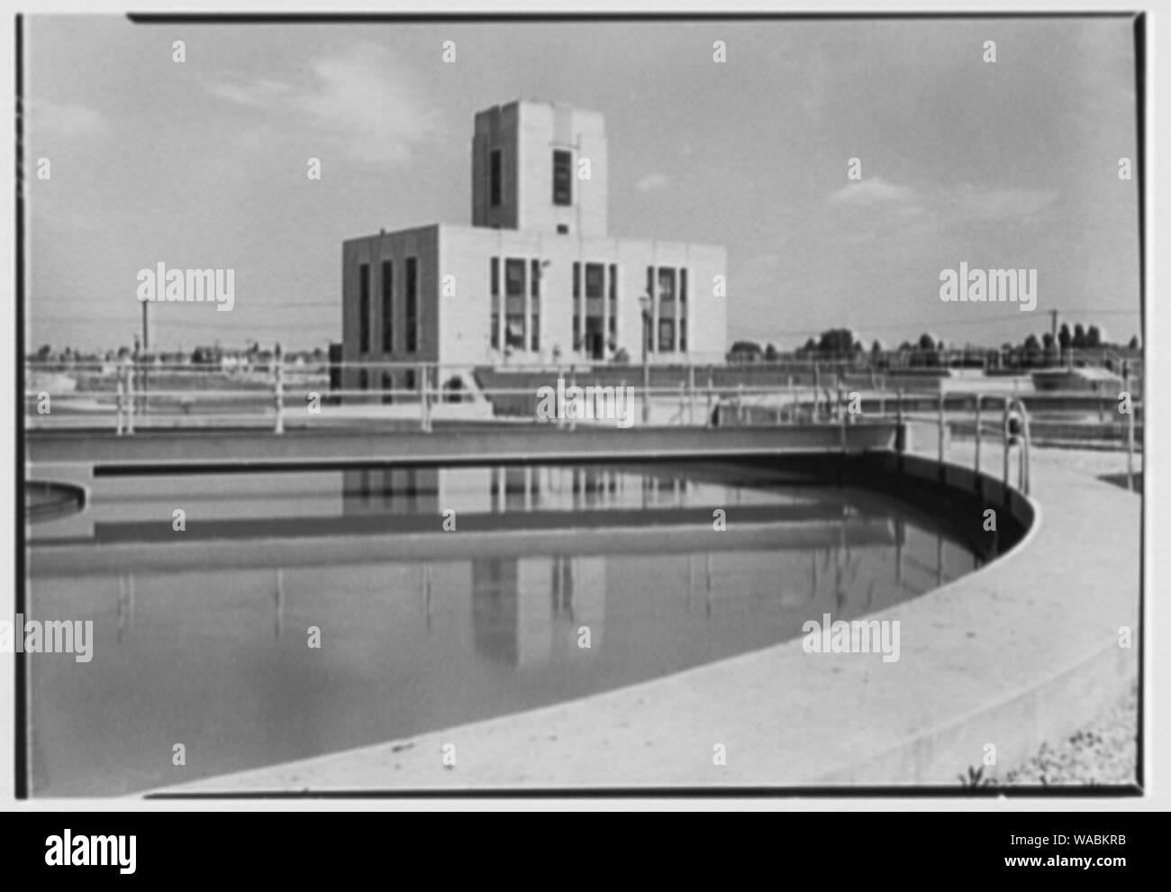 Vista di Coney Island impianto di trattamento delle acque reflue, Sheepshead Bay, Brooklyn, New York City. Casa chimica sulla piscina II. Foto Stock