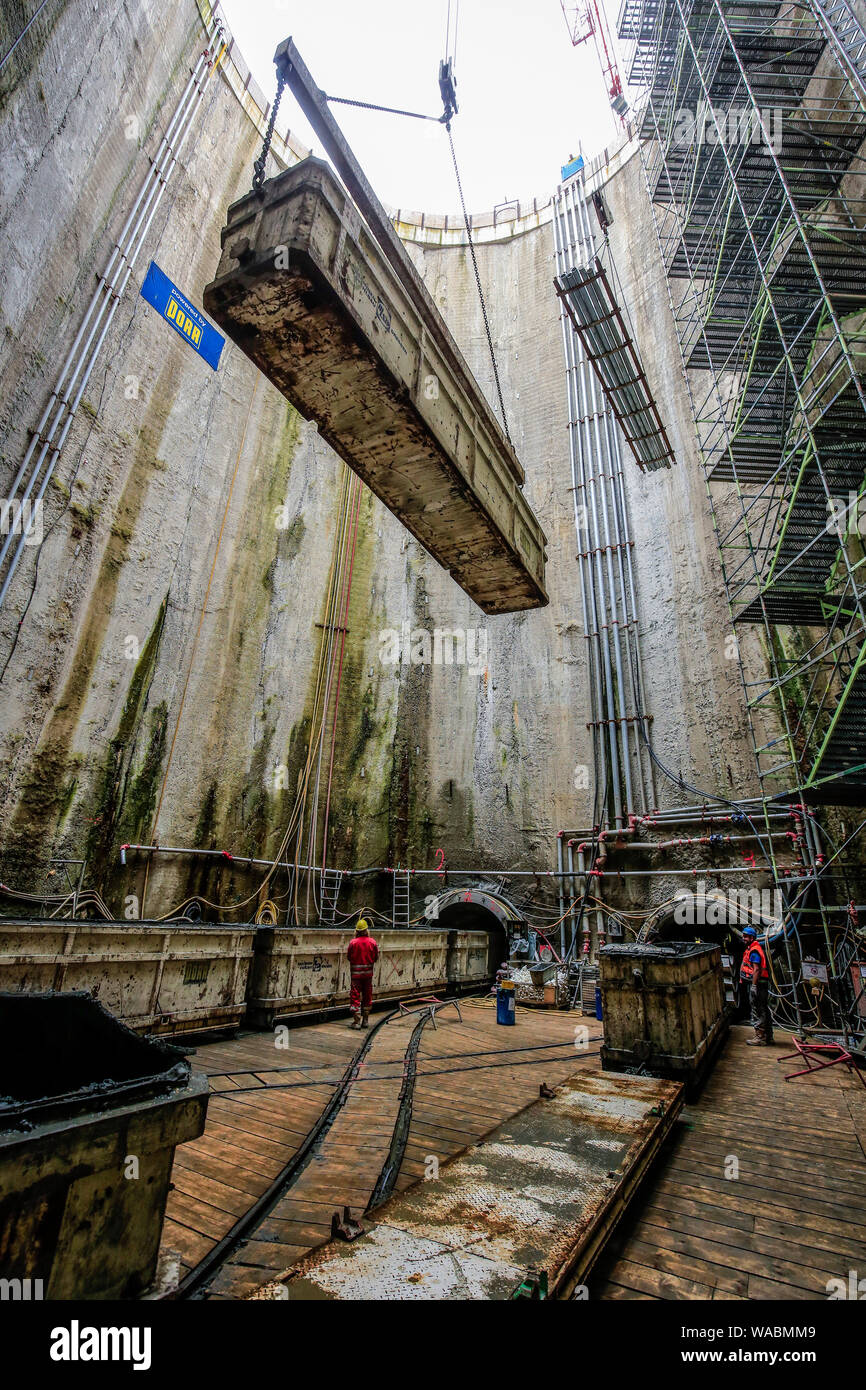 Oberhausen, la zona della Ruhr, Renania settentrionale-Vestfalia, Germania - Emscher conversione, nuova costruzione dell'Emscher fogna AKE, tunnel tuebbing guida a sha Foto Stock