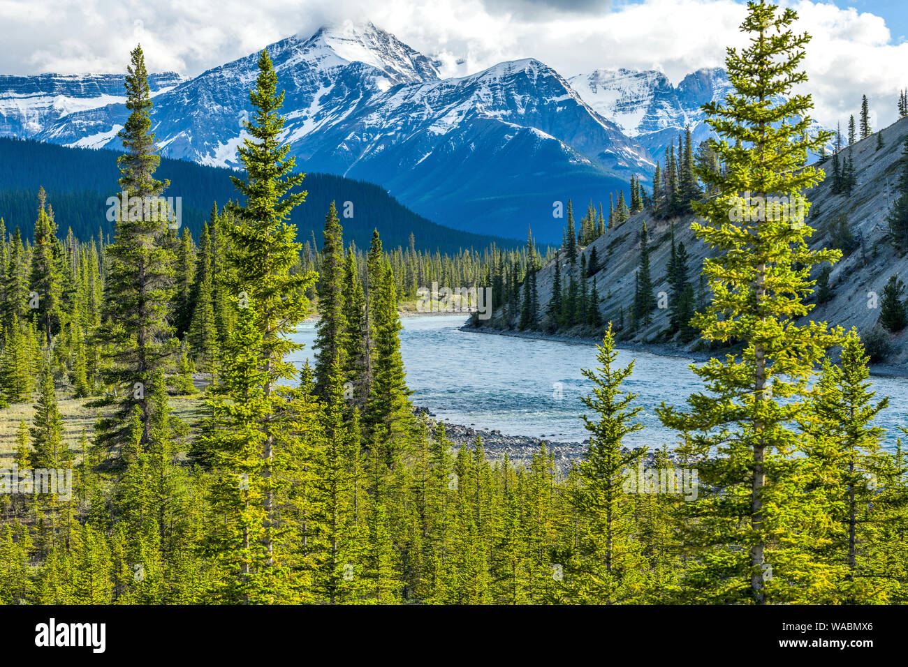 Spring Mountain Valley - Primavera nuvole temporalesche passando sopra le alte creste di Mt. Sarbach e nella Valle Nord del Fiume Saskatchewan, il Parco Nazionale di Banff. Foto Stock