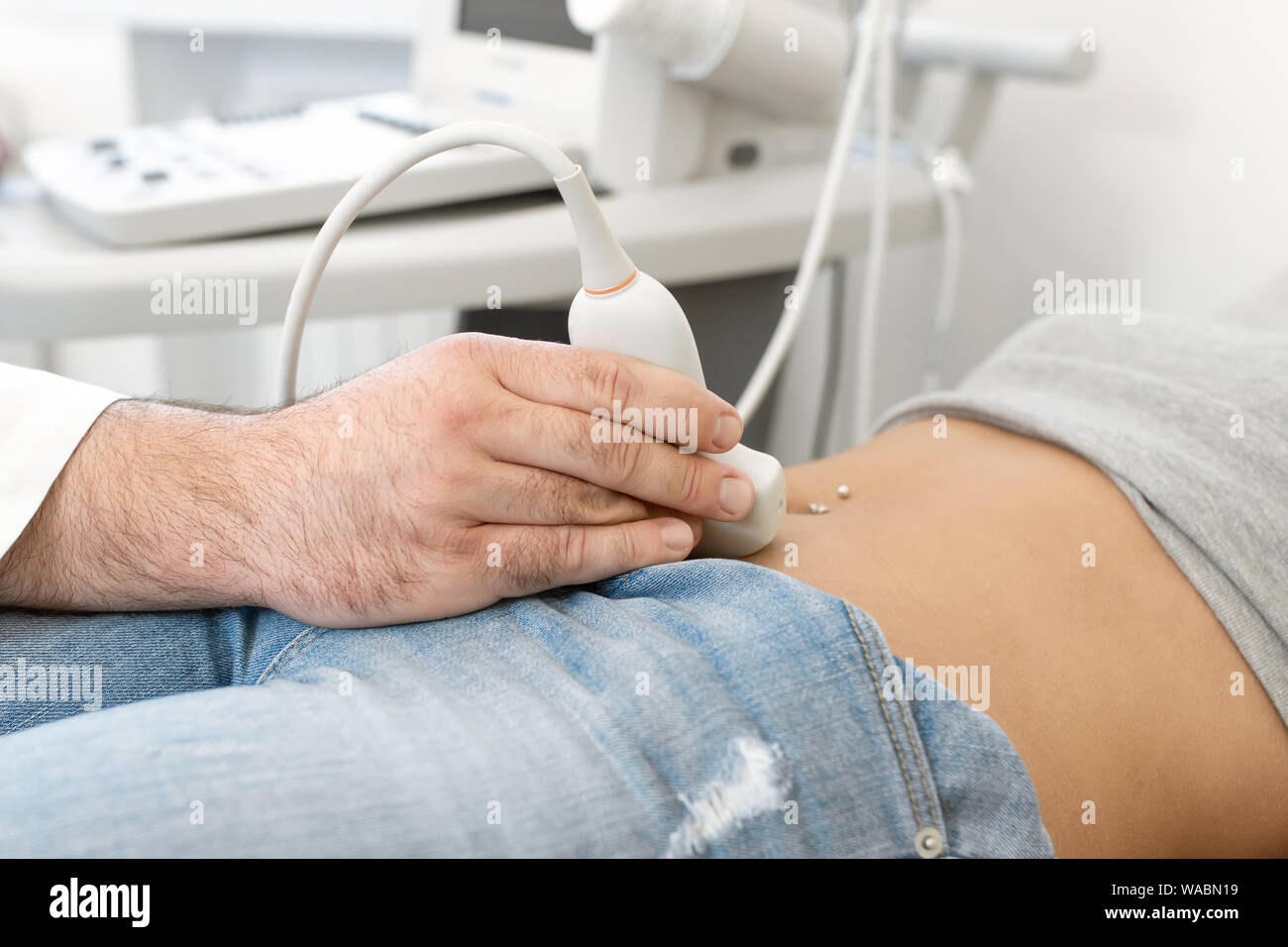 Giovane donna avente 4D di scansione ad ultrasuoni. Imaging a ultrasuoni,l'esame dell'addome. Foto Stock
