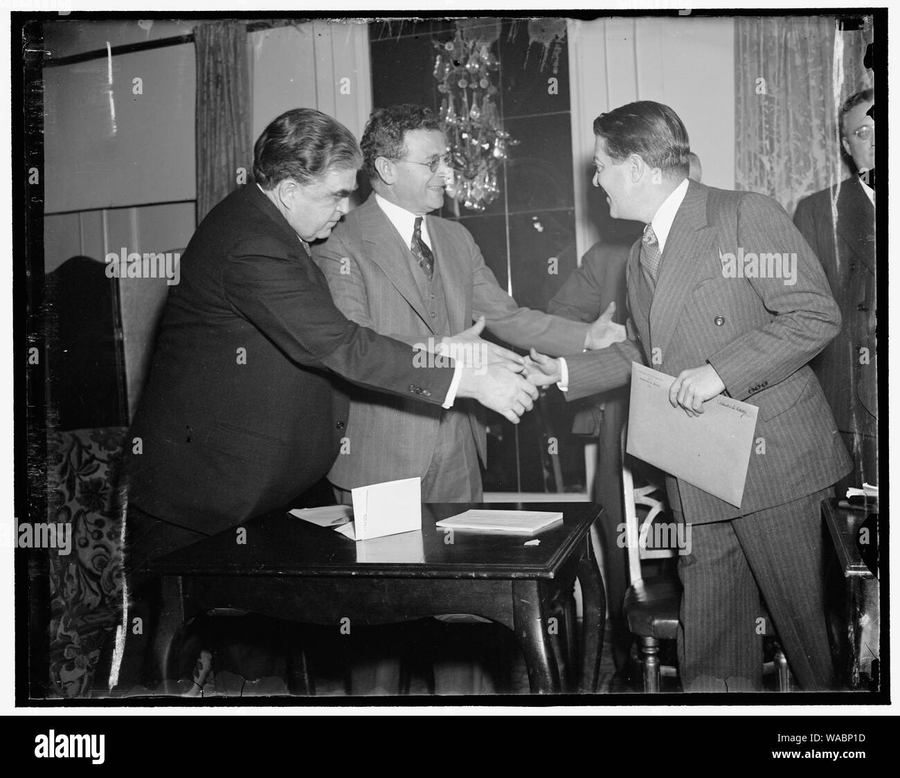 Congratulazioni. Washington D.C., il 8 marzo. Dopo il suo discorso di fiery prima che la convenzione del lavoro Non-Partisan League oggi, senatore Robert F. Lafollette, progressiva del Wisconsin, è congratulato da John L. Lewis, Regno Minatore Presidente e Presidente del Comitato esecutivo della lega e Sidney Hillman (centro), Segretario Tesoriere. Nel suo discorso il senatore Lafollette ha sollecitato la lega alla campagna in modo aggressivo a nome del presidente Roosevelt corte piano di riorganizzazione. Sei centinaia di lavoro leader provenienti da tutte le parti del paese stanno frequentando la convenzione, 3/8/1937 Foto Stock