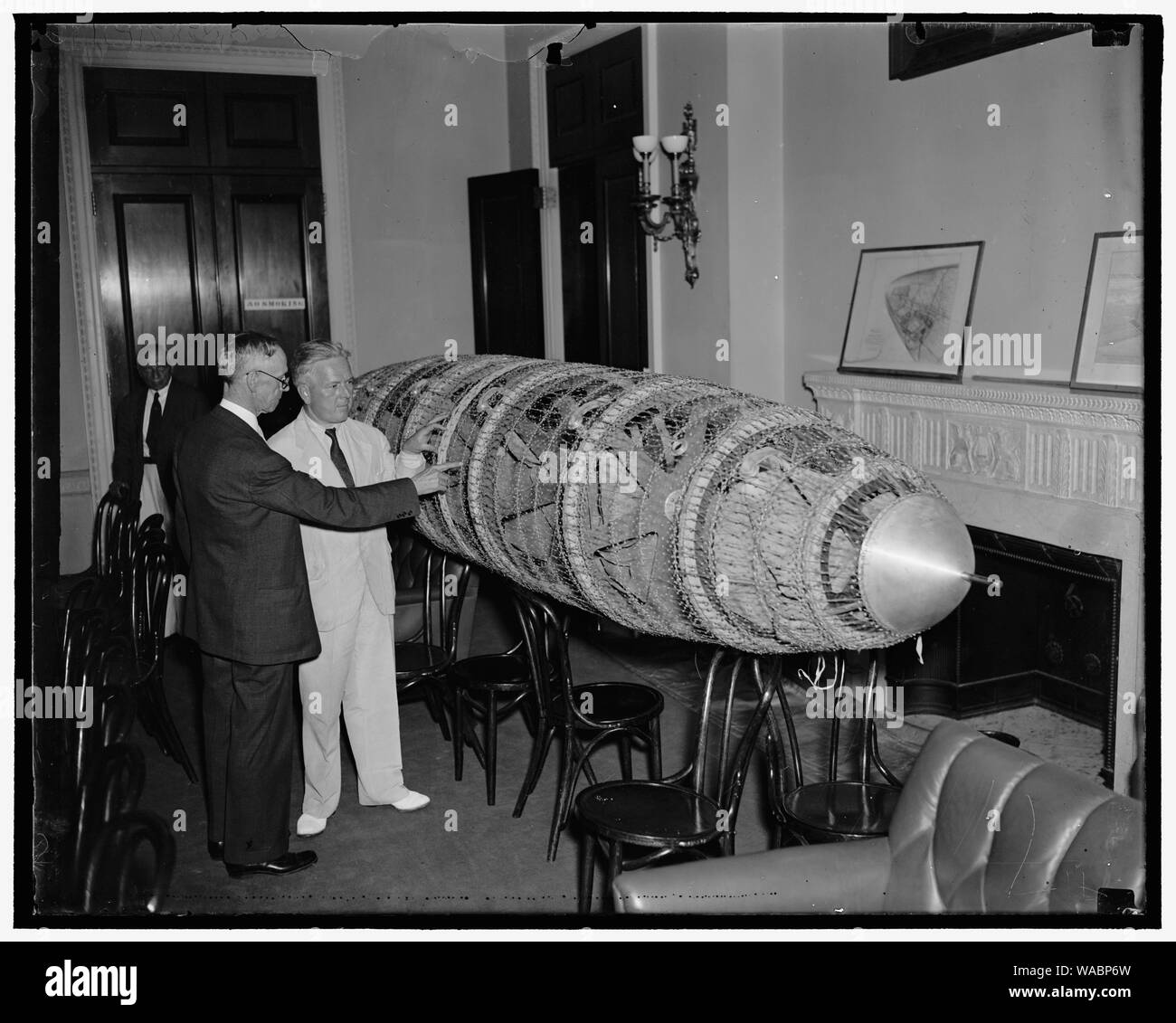 Il Congresso vede il modello della nuova proposta di American-progettato dirigibile. Washington, D.C. 9 giugno. Sost. Edward A. Kenney (destra) del New Jersey, Presidente della Casa Interstate Commerce Comitato, la visualizzazione di un modello di un nuovo american progettato dirigibile visualizzato presso il Campidoglio oggi. Roland B. Respess, Presidente della Respess Ingegneria Aeronautica Corp., indicando le caratteristiche della nave a casa gli stati. La casa Interstate sottocomitato è ascolto della testimonianza su un disegno di legge recentemente istituito per autorizzare il prestito di $ 12.000.000 per la costruzione di due a otto milioni di euro-cubico-piede dirigibile dirigibile Foto Stock