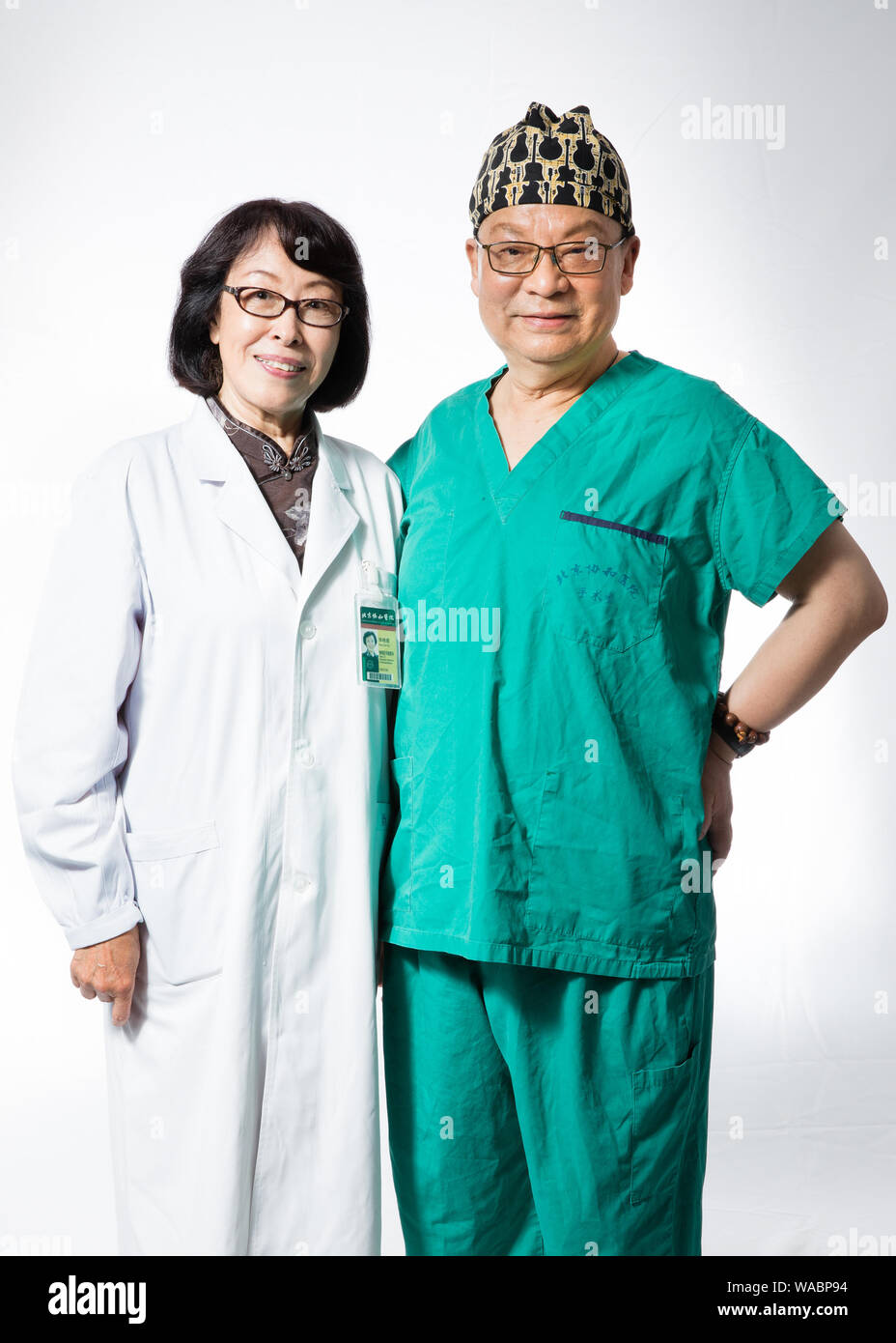 190819) -- Pechino, 19 Agosto, 2019 (Xinhua) -- Lang Jinghe (R), Accademico  della Chinese Academy of Engineering e chief medico di ginecologia e  ostetricia dipartimento, e sua moglie Hua Guiru, direttore medico