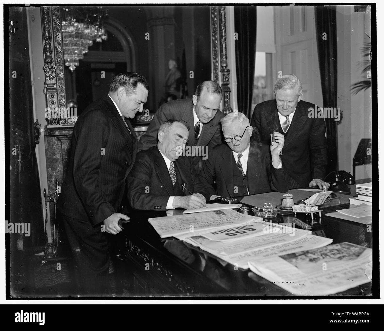 I leader del Congresso di risoluzione di segno di accantonare il 6 aprile come esercito nazionale il giorno. Washington, 19 marzo. Vice Presidente Garner e altoparlante della casa William Bankhead firma oggi una risoluzione per rendere il 6 aprile di ogni anno Giornata dell esercito e in tal modo lo rendono una festività nazionale. Inserito può essere visto Bankhead altoparlante e Vice Presidente Garner permanente, mentre, da sinistra a destra sono: Edward Bettleheim, Aiutante Generale dell'Ordine militare della guerra mondiale; Rep. Lister Hilu, presidente della casa militare Comitato Affari; e il senatore Morris Sheppard, Presidente del Senato affari militari Comitato, 3/ Foto Stock