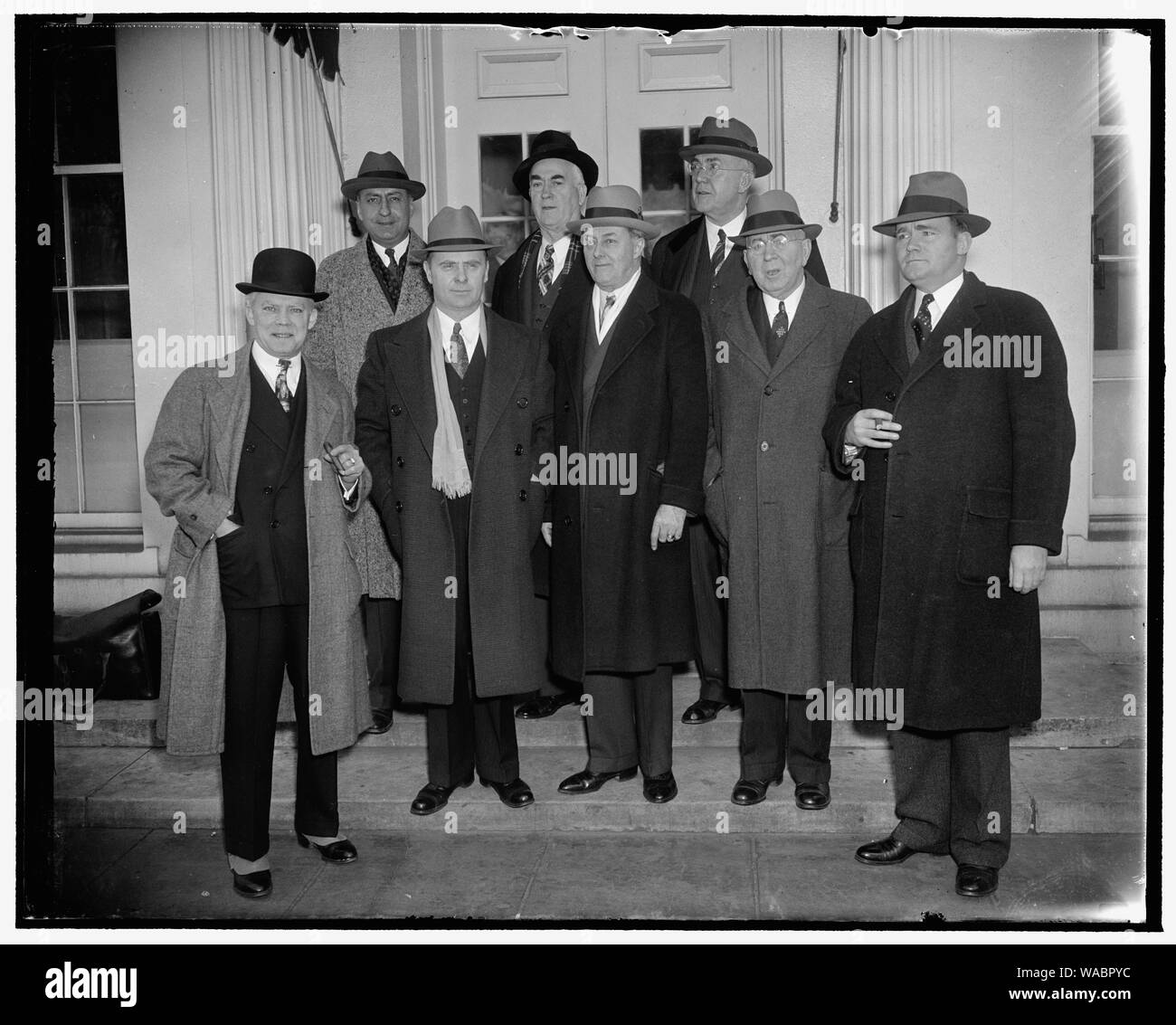 Congressuale del gruppo chiede $80,000,000 per controllo di inondazione. Washington D.C., Mar. 7. Il presidente Roosevelt oggi servite proposte per l alluvione misure di controllo con una delegazione del Parlamento di porre l' enfasi sulla necessità di un programma nel fiume Ohio Valley. L Assemblea dei delegati ha chiesto al presidente di supporto e $80,000,000 programma per controllo di inondazione in Ohio Valley. Essi sono rappresentati come hanno lasciato la Casa Bianca, a sinistra e a destra, anteriore: Joseph A. Dixon, Ohio; James G. Folk, Ohio; Eugene P. Crowe, Ind.; G.W. Johnson, West Virginia; Lawrence E. di Imhoff, Ohio. Nella parte posteriore di: Peter J. De Muth, PA.; Kent Keller, Ill.; Bren Foto Stock