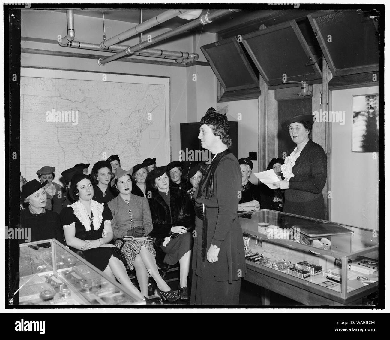 I membri del Congresso degli Stati Uniti di mogli imparare a parlare in classe. Il Congressional parlare in pubblico di classe, composta di mogli di membri del Congresso degli Stati Uniti, è tentare di insegnare il signore alla ricerca di materiale e presente in modo efficace sotto la direzione della signora Hugh Butler, parlare in pubblico insegnante. Essi si sono incontrati oggi presso il Dipartimento Agricoltura della "Camera degli Orrori' dove la Sig.ra Ralph O. Brewster, moglie di stati dal Maine, ha dato i suoi colleghi un campione del suo apprendimento durante la sig.ra Butler guarda su da destra della foto, 2-10- 39 Foto Stock