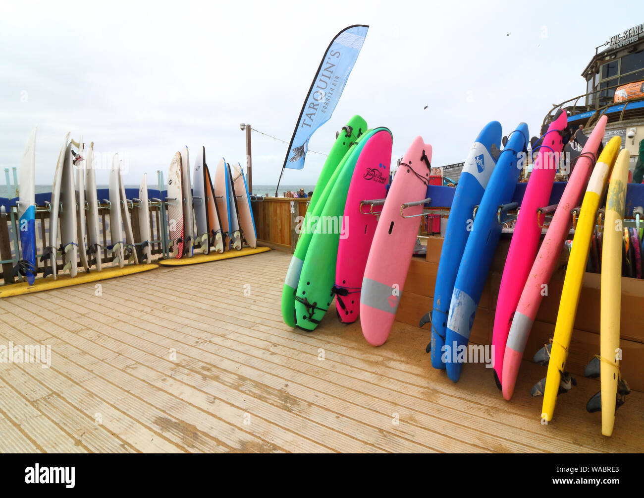 Newquay, Cornwall, Regno Unito. 16 Ago, 2019. Tavole da surf per noleggiare fuori il noleggio surf shop on Newquay la famosa Fistral Beach.UK del centro di navigazione è circa le varie coste e spiagge della Cornovaglia nel sud-ovest del continente. Testa di surfisti vi ogni estate e vi sono numerose scuole di surf, negozi di articoli da surf sparsi attorno alle famose città della Cornovaglia. Credito: Keith Mayhew/SOPA Immagini/ZUMA filo/Alamy Live News Foto Stock