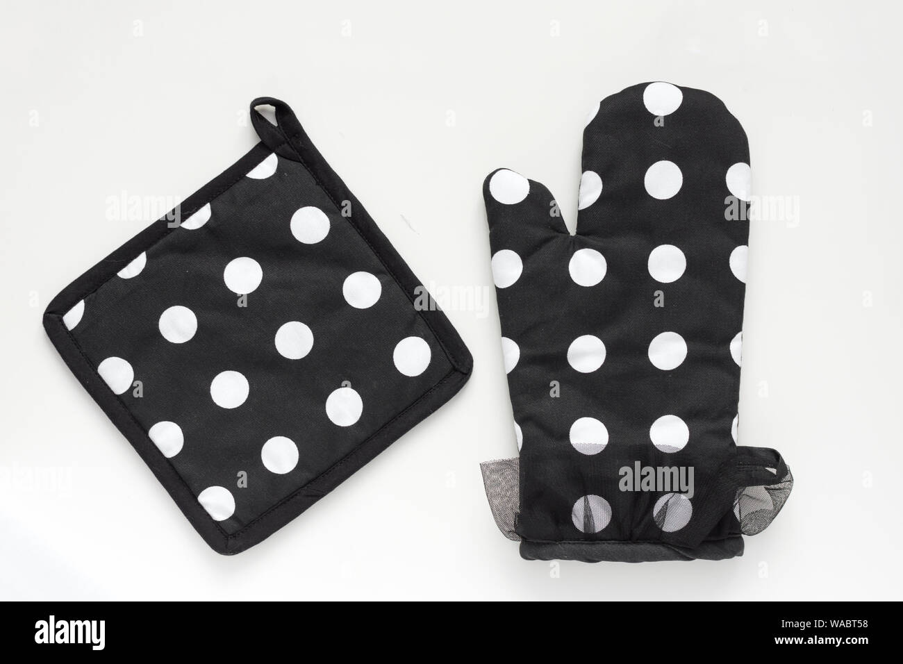 Potholder e un forno a muffola su sfondo bianco. Cucina elegante mitt. Foto Stock