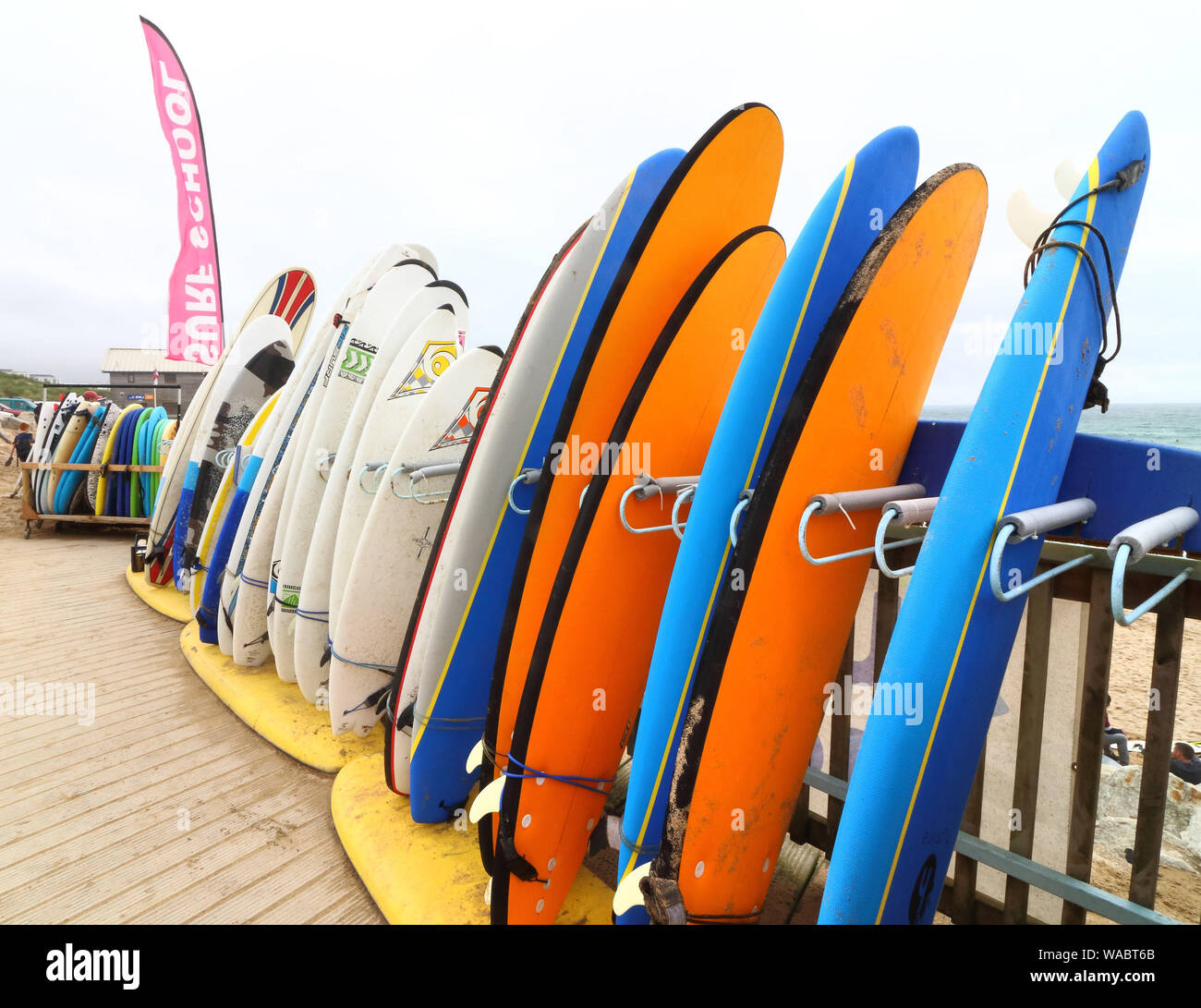 Newquay, Cornwall, Regno Unito. 16 Ago, 2019. Tavole da surf per noleggiare fuori il noleggio surf shop on Newquay la famosa Fistral Beach.UK del centro di navigazione è circa le varie coste e spiagge della Cornovaglia nel sud-ovest del continente. Testa di surfisti vi ogni estate e vi sono numerose scuole di surf, negozi di articoli da surf sparsi attorno alle famose città della Cornovaglia. Credito: Keith Mayhew/SOPA Immagini/ZUMA filo/Alamy Live News Foto Stock