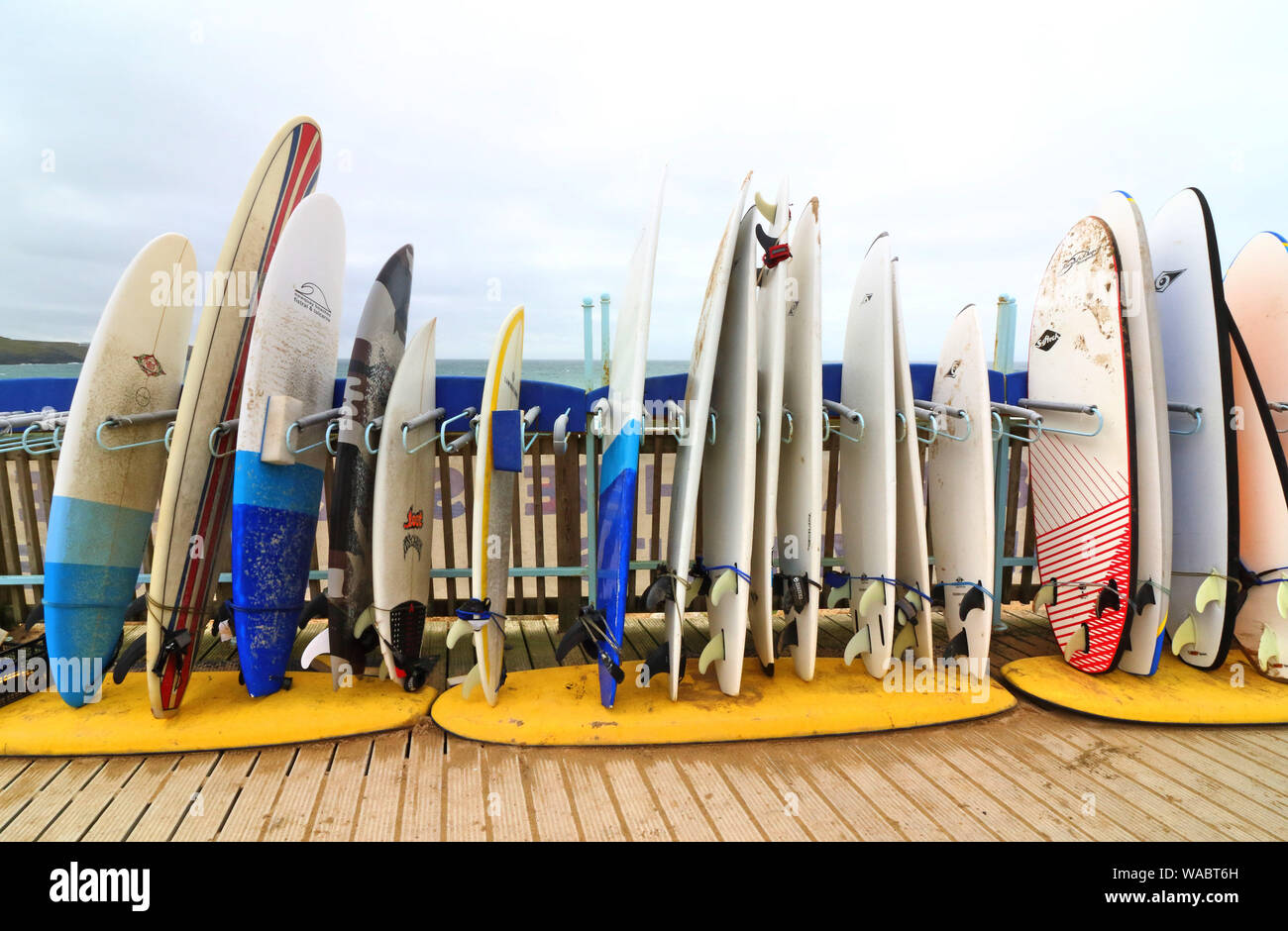 Newquay, Cornwall, Regno Unito. 16 Ago, 2019. Tavole da surf per noleggiare fuori il noleggio surf shop on Newquay la famosa Fistral Beach.UK del centro di navigazione è circa le varie coste e spiagge della Cornovaglia nel sud-ovest del continente. Testa di surfisti vi ogni estate e vi sono numerose scuole di surf, negozi di articoli da surf sparsi attorno alle famose città della Cornovaglia. Credito: Keith Mayhew/SOPA Immagini/ZUMA filo/Alamy Live News Foto Stock