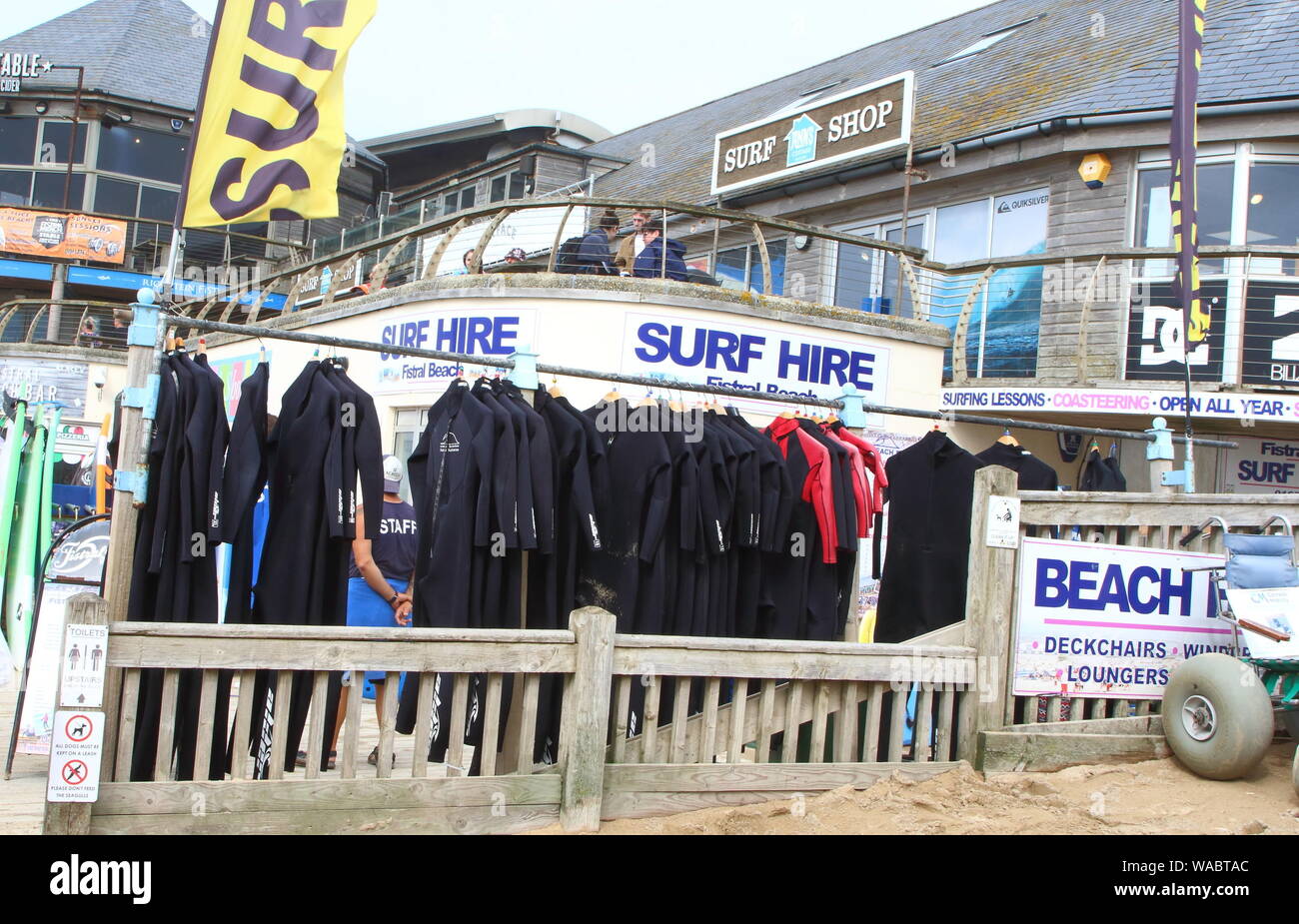 Newquay, Cornwall, Regno Unito. 16 Ago, 2019. Le tavole da surf e mute per noleggiare fuori il noleggio surf shop on Newquay la famosa Fistral Beach.UK del centro di navigazione è circa le varie coste e spiagge della Cornovaglia nel sud-ovest del continente. Testa di surfisti vi ogni estate e vi sono numerose scuole di surf, negozi di articoli da surf sparsi attorno alle famose città della Cornovaglia. Credito: Keith Mayhew/SOPA Immagini/ZUMA filo/Alamy Live News Foto Stock