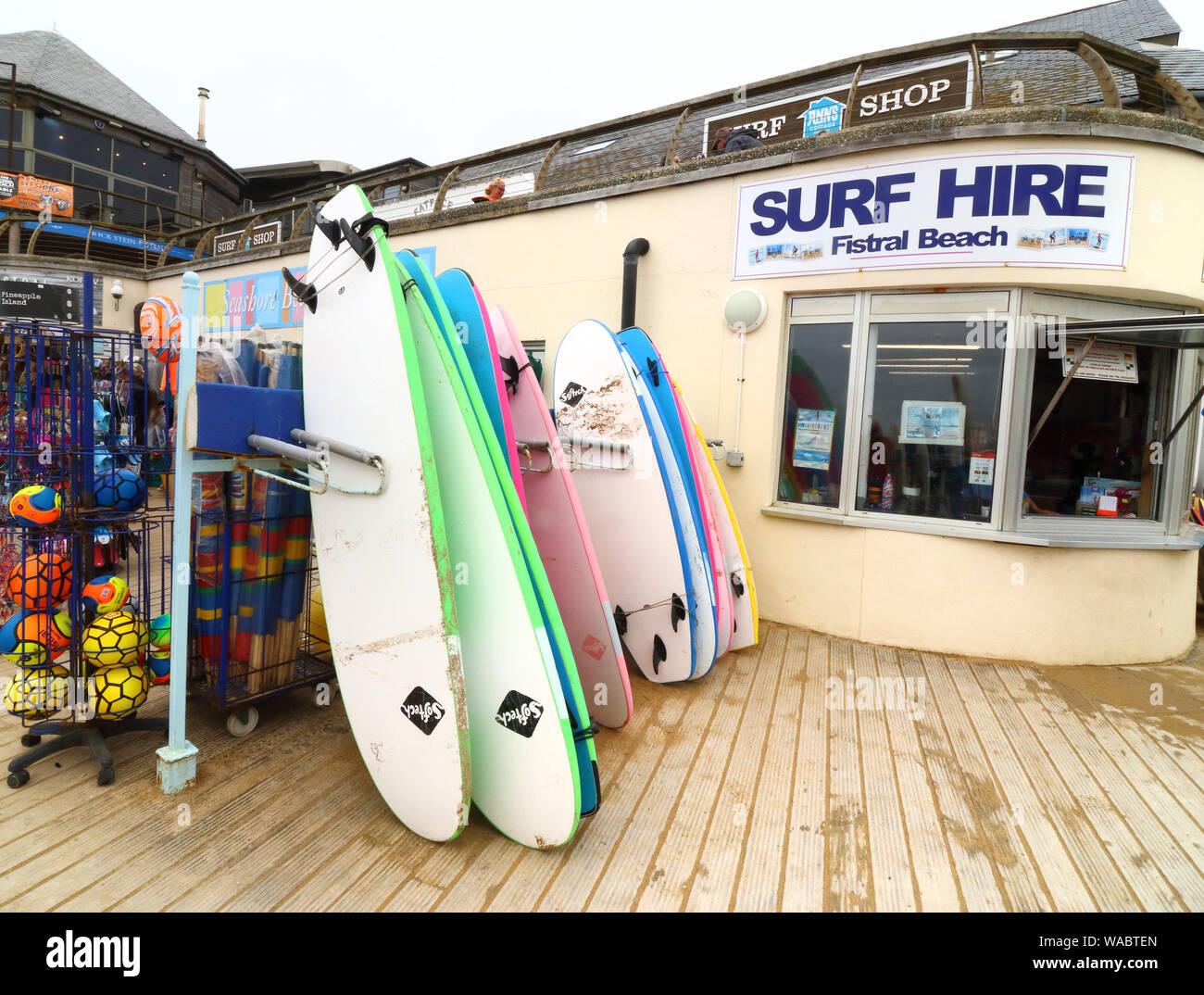 Newquay, Cornwall, Regno Unito. 16 Ago, 2019. Tavole da surf per noleggiare fuori il noleggio surf shop on Newquay la famosa Fistral Beach.UK del centro di navigazione è circa le varie coste e spiagge della Cornovaglia nel sud-ovest del continente. Testa di surfisti vi ogni estate e vi sono numerose scuole di surf, negozi di articoli da surf sparsi attorno alle famose città della Cornovaglia. Credito: Keith Mayhew/SOPA Immagini/ZUMA filo/Alamy Live News Foto Stock