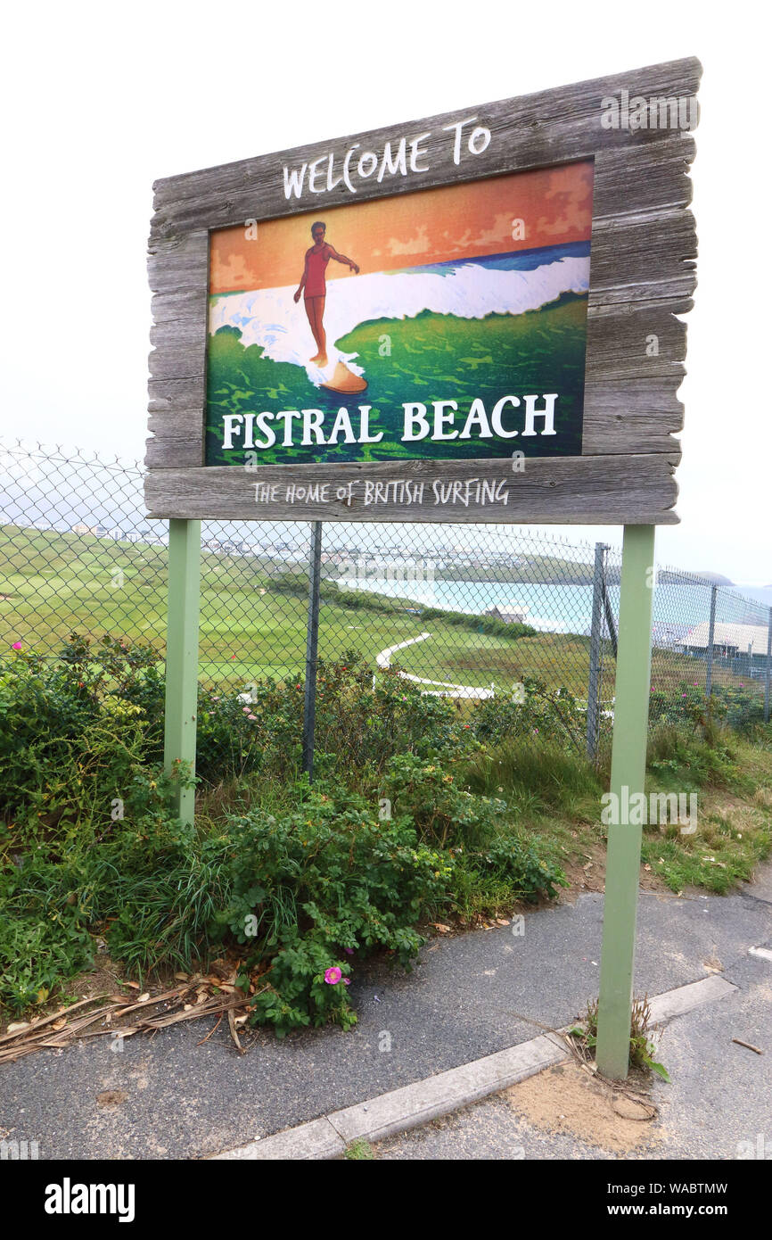 Newquay, Cornwall, Regno Unito. 16 Ago, 2019. Segno di Fistral Beach, Newquay.UK del centro di navigazione è circa le varie coste e spiagge della Cornovaglia nel sud-ovest del continente. Testa di surfisti vi ogni estate e vi sono numerose scuole di surf, negozi di articoli da surf sparsi attorno alle famose città della Cornovaglia. Credito: Keith Mayhew/SOPA Immagini/ZUMA filo/Alamy Live News Foto Stock