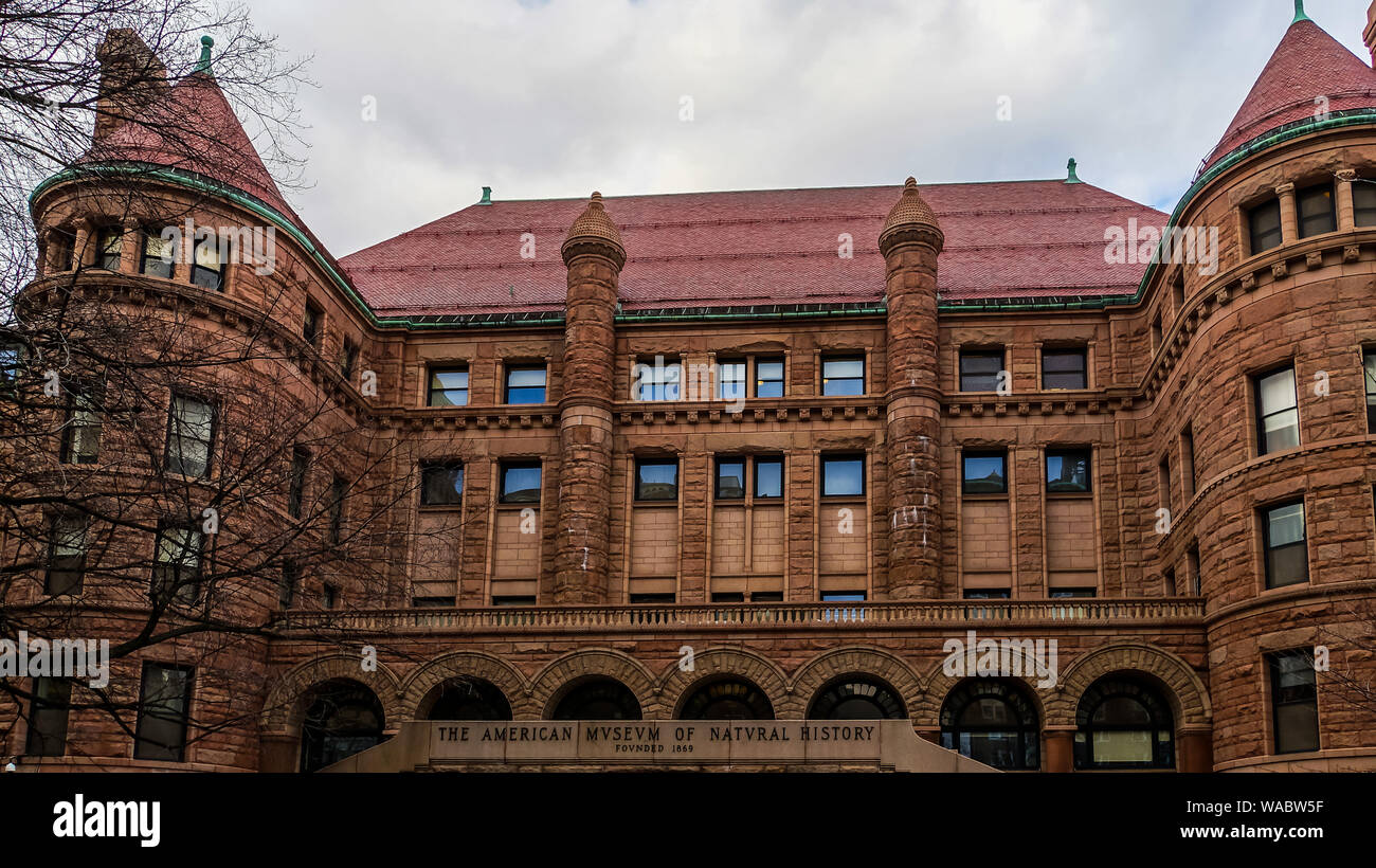 La città di New York, Stati Uniti d'America, 30 dicembre 2014, famosa vecchia entrata da 77th street al museo americano di storia naturale edificio a Manhattan Foto Stock
