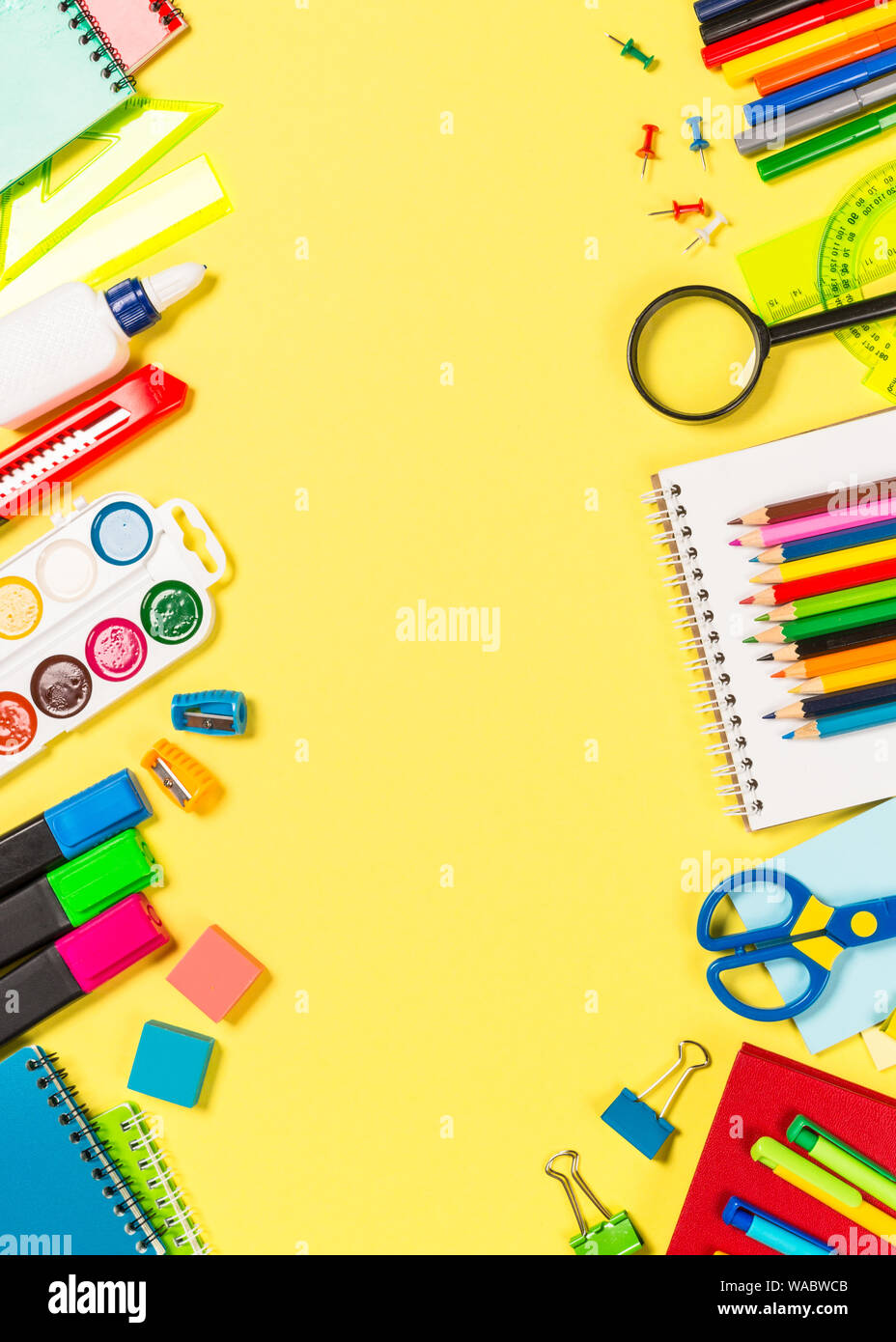 Scuola e ufficio sstationery su sfondo giallo. Foto Stock