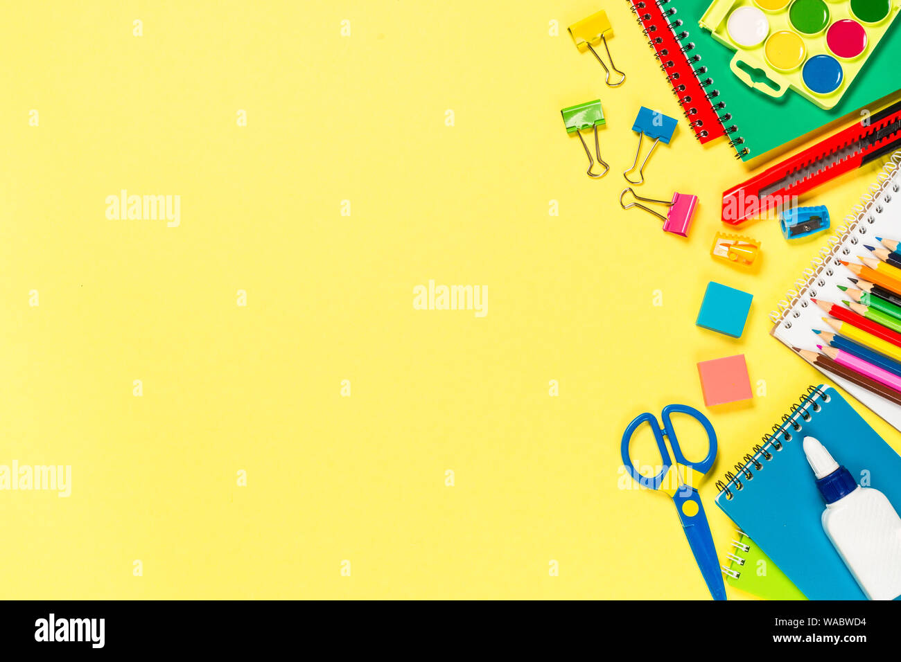 Scuola e ufficio sstationery su sfondo giallo. Foto Stock