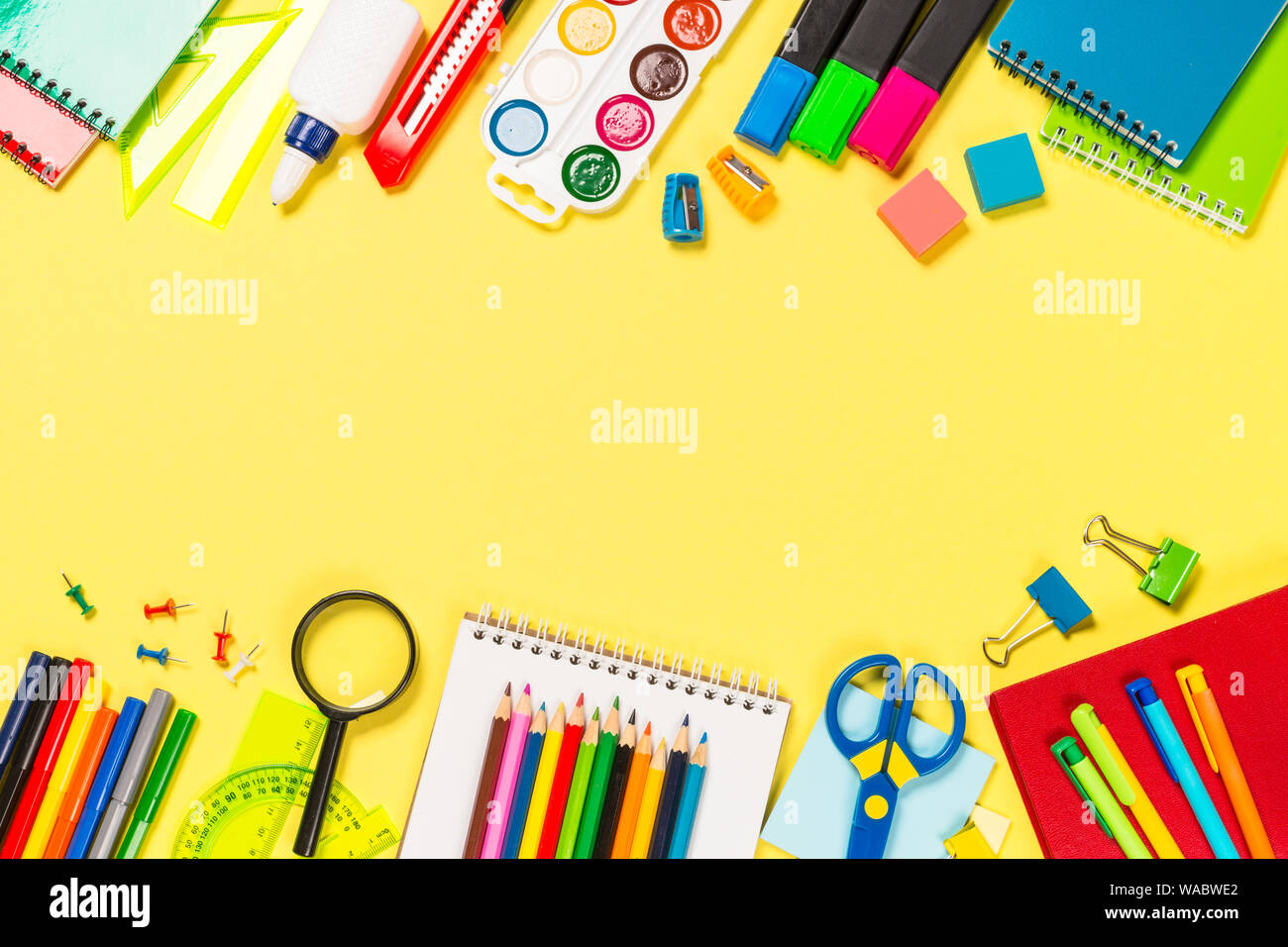Scuola e ufficio sstationery su sfondo giallo. Foto Stock