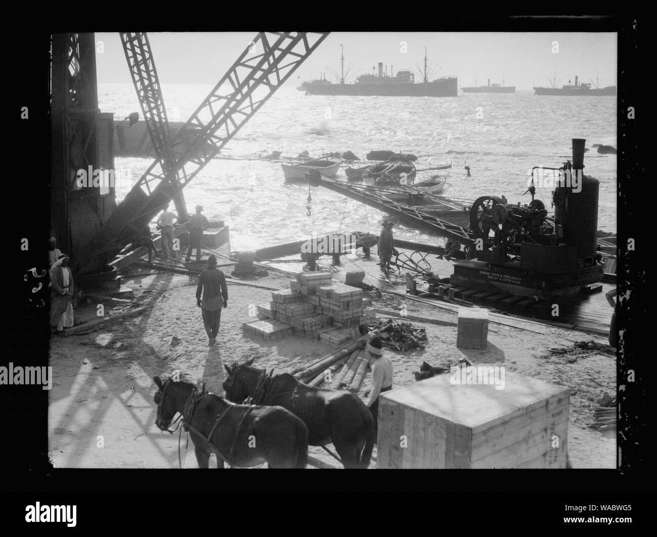 Costruzione di Jaffa Pier. Una gru a lavorare su Jaffa docks. Insolito retro illuminazione effetto Foto Stock
