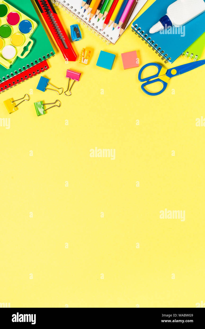 Scuola e ufficio sstationery su sfondo giallo. Foto Stock