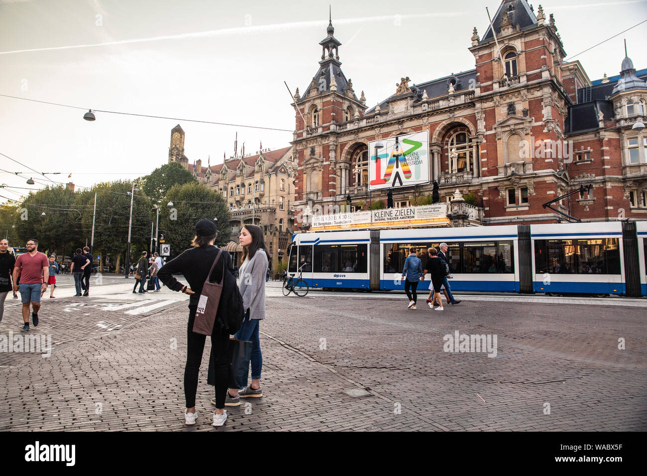 AMSTERDAM, Paesi Bassi - 1 Settembre 2018: Scena di strada al di fuori del teatro internazionale di Amsterdam con la gente in vista Foto Stock