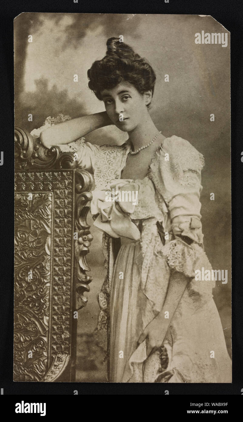 Consuelo Vanderbilt Balsan, tre quarti di lunghezza verticale, poggiando su alta indietro sedia Foto Stock