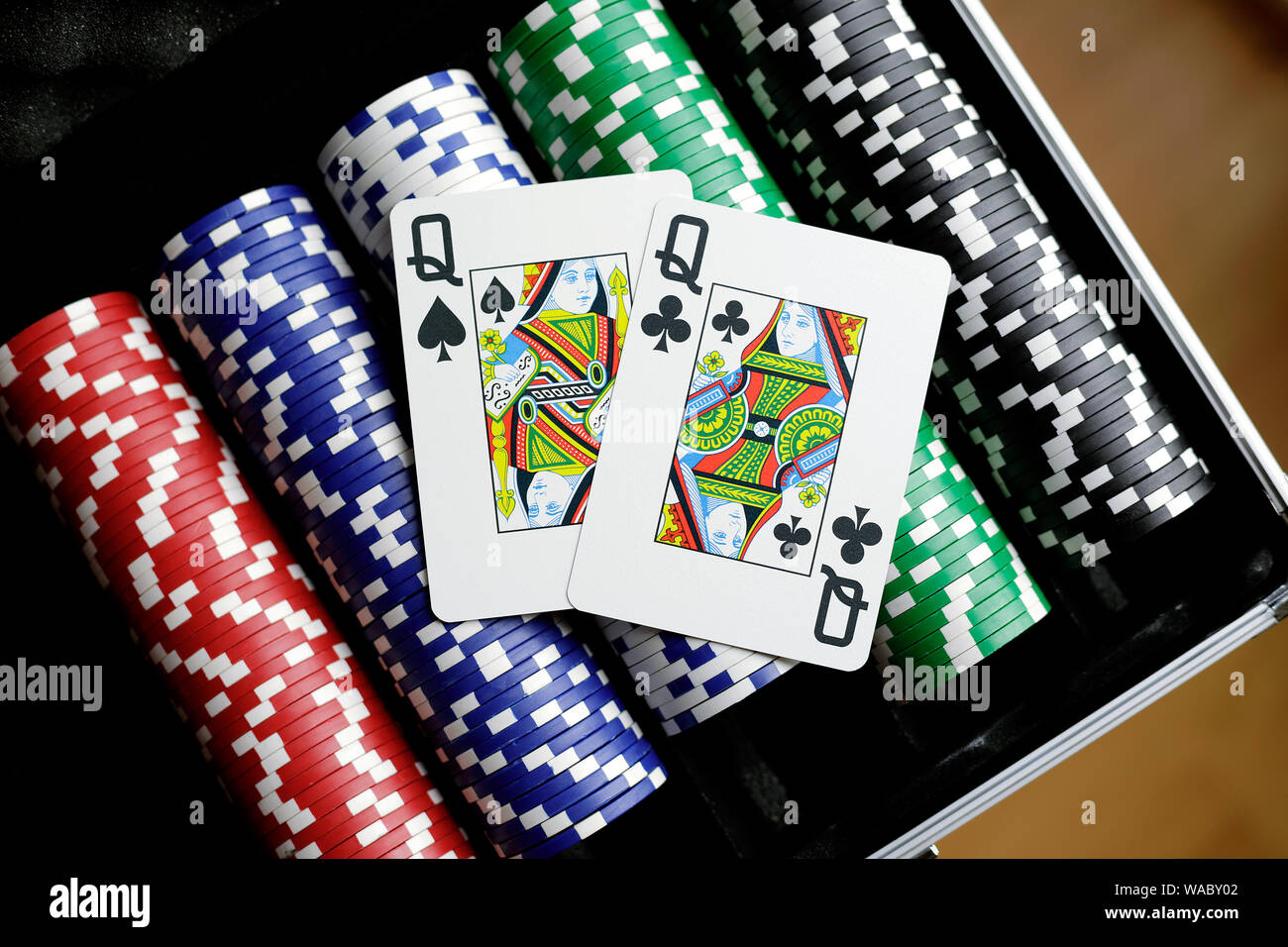 Coppia di regine giocando a carte sul Poker chips Foto Stock